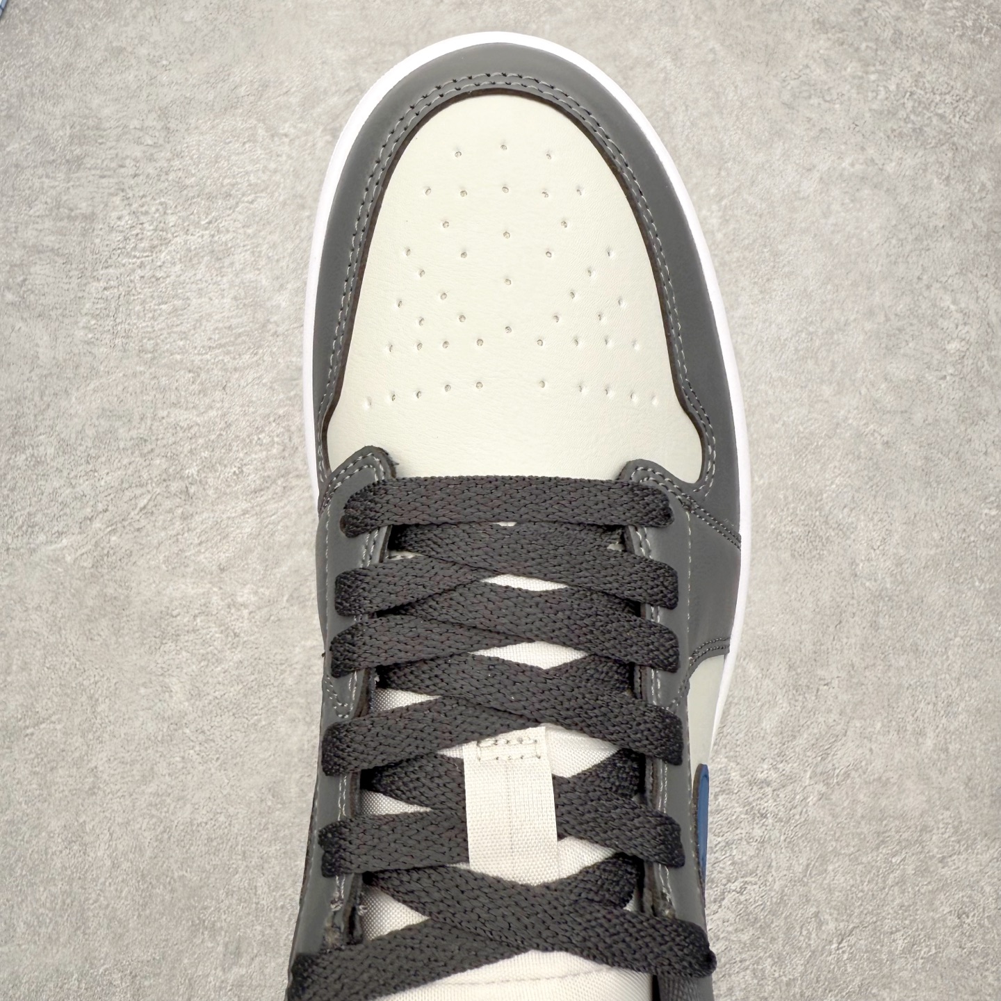 图片[4]-＃小DT Air Jordan AJ1 Low 低帮系列 全新流水线出品 超强性价比 DT版本平替选择 市场第二梯队 全部原鞋开发 原楦原纸板开发 全鞋电脑针车 原厂内置全掌气垫 原盒内在原标 唯一Zp原版鞋带绑法 免检产品 全新2022版型 全头层皮料 完美零毛边处理 原厂配置全掌气垫 价格定位良心 几十个配色陆续出货 实拍调校N版已经零色差零失真 百分百还原实物色彩所见即所得 不存在货不对板色差等低级问题 选购参考实物拍摄 不混卖不参货 只用心做好货严格选品 承诺混一赔十 尺码：36 36.5 37.5 38 38.5 39 40 40.5 41 42 42.5 43 44 44.5 45 46-选品中心