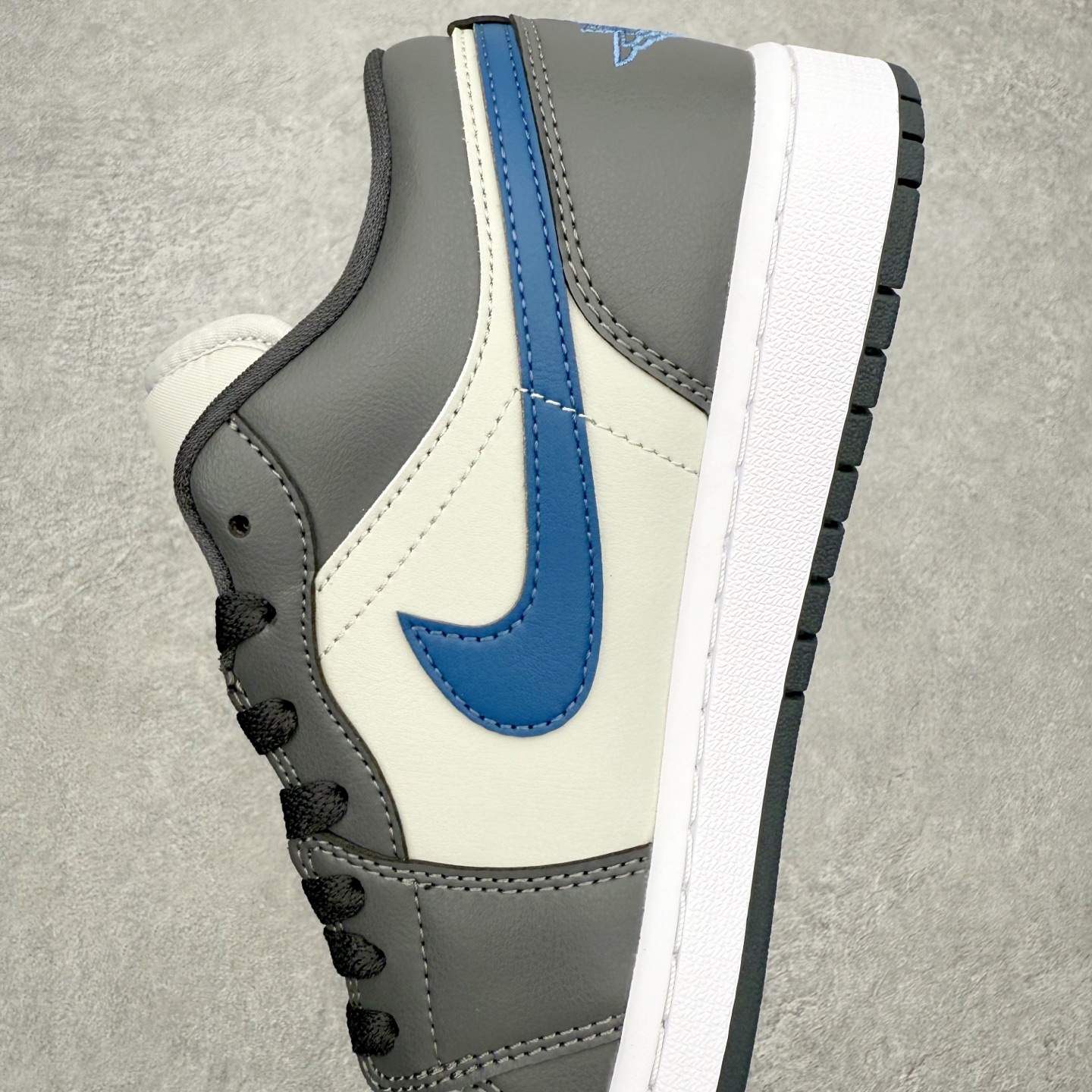 图片[7]-＃小DT Air Jordan AJ1 Low 低帮系列 全新流水线出品 超强性价比 DT版本平替选择 市场第二梯队 全部原鞋开发 原楦原纸板开发 全鞋电脑针车 原厂内置全掌气垫 原盒内在原标 唯一Zp原版鞋带绑法 免检产品 全新2022版型 全头层皮料 完美零毛边处理 原厂配置全掌气垫 价格定位良心 几十个配色陆续出货 实拍调校N版已经零色差零失真 百分百还原实物色彩所见即所得 不存在货不对板色差等低级问题 选购参考实物拍摄 不混卖不参货 只用心做好货严格选品 承诺混一赔十 尺码：36 36.5 37.5 38 38.5 39 40 40.5 41 42 42.5 43 44 44.5 45 46-选品中心