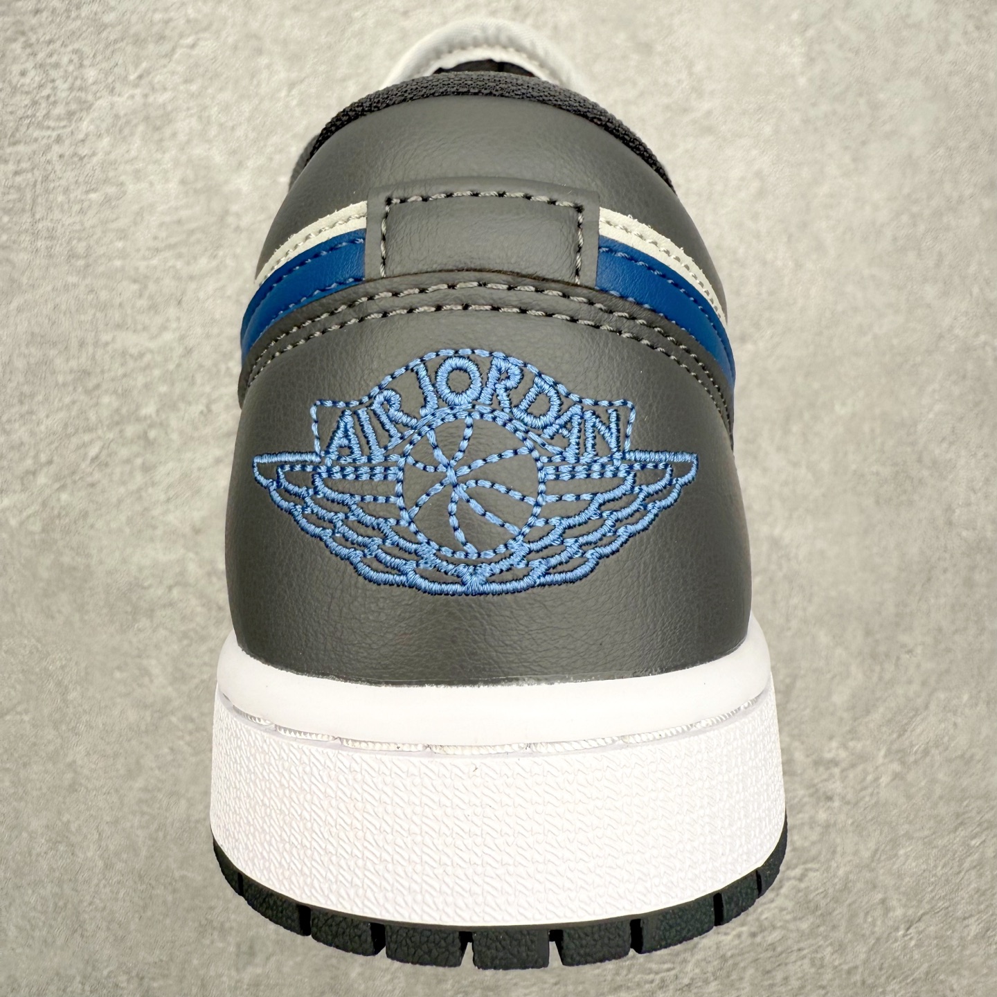 图片[8]-＃小DT Air Jordan AJ1 Low 低帮系列 全新流水线出品 超强性价比 DT版本平替选择 市场第二梯队 全部原鞋开发 原楦原纸板开发 全鞋电脑针车 原厂内置全掌气垫 原盒内在原标 唯一Zp原版鞋带绑法 免检产品 全新2022版型 全头层皮料 完美零毛边处理 原厂配置全掌气垫 价格定位良心 几十个配色陆续出货 实拍调校N版已经零色差零失真 百分百还原实物色彩所见即所得 不存在货不对板色差等低级问题 选购参考实物拍摄 不混卖不参货 只用心做好货严格选品 承诺混一赔十 尺码：36 36.5 37.5 38 38.5 39 40 40.5 41 42 42.5 43 44 44.5 45 46-选品中心