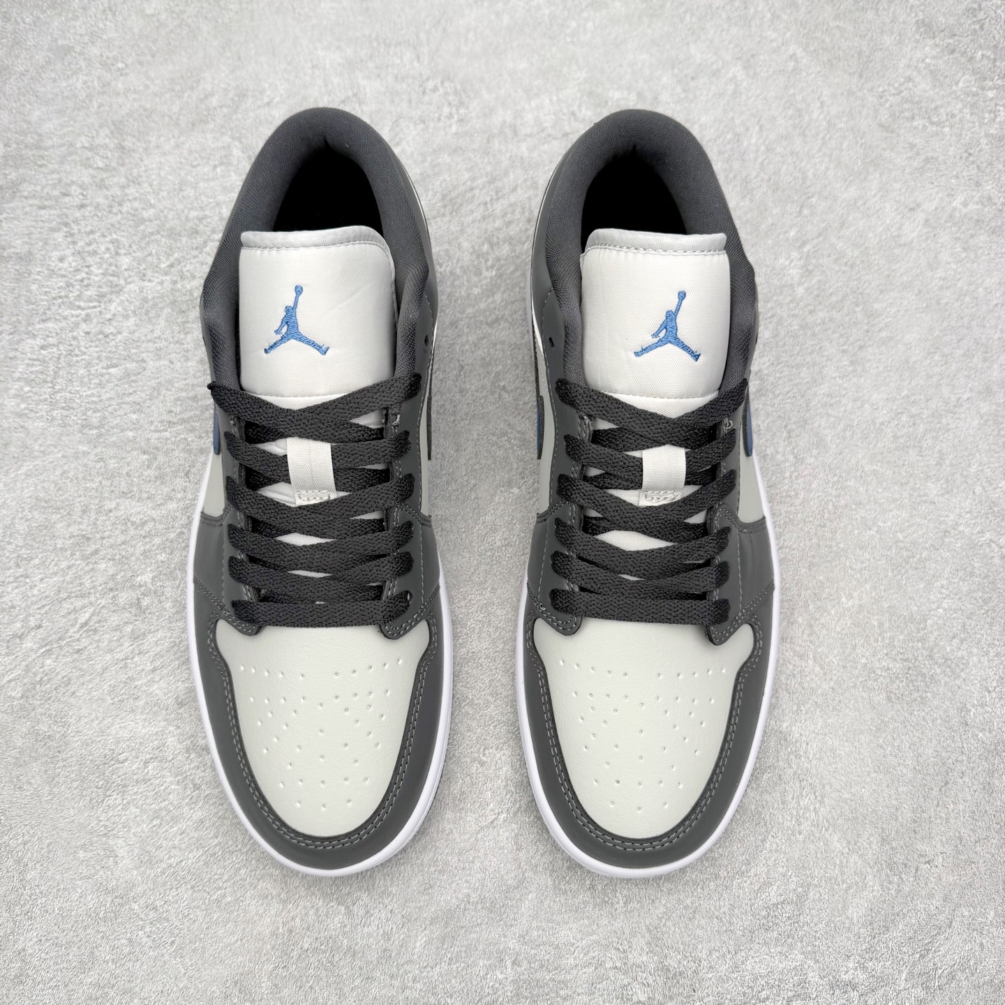 图片[2]-＃小DT Air Jordan AJ1 Low 低帮系列 全新流水线出品 超强性价比 DT版本平替选择 市场第二梯队 全部原鞋开发 原楦原纸板开发 全鞋电脑针车 原厂内置全掌气垫 原盒内在原标 唯一Zp原版鞋带绑法 免检产品 全新2022版型 全头层皮料 完美零毛边处理 原厂配置全掌气垫 价格定位良心 几十个配色陆续出货 实拍调校N版已经零色差零失真 百分百还原实物色彩所见即所得 不存在货不对板色差等低级问题 选购参考实物拍摄 不混卖不参货 只用心做好货严格选品 承诺混一赔十 尺码：36 36.5 37.5 38 38.5 39 40 40.5 41 42 42.5 43 44 44.5 45 46-选品中心