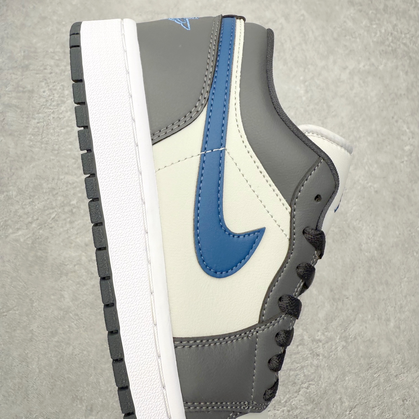 图片[6]-＃小DT Air Jordan AJ1 Low 低帮系列 全新流水线出品 超强性价比 DT版本平替选择 市场第二梯队 全部原鞋开发 原楦原纸板开发 全鞋电脑针车 原厂内置全掌气垫 原盒内在原标 唯一Zp原版鞋带绑法 免检产品 全新2022版型 全头层皮料 完美零毛边处理 原厂配置全掌气垫 价格定位良心 几十个配色陆续出货 实拍调校N版已经零色差零失真 百分百还原实物色彩所见即所得 不存在货不对板色差等低级问题 选购参考实物拍摄 不混卖不参货 只用心做好货严格选品 承诺混一赔十 尺码：36 36.5 37.5 38 38.5 39 40 40.5 41 42 42.5 43 44 44.5 45 46-选品中心