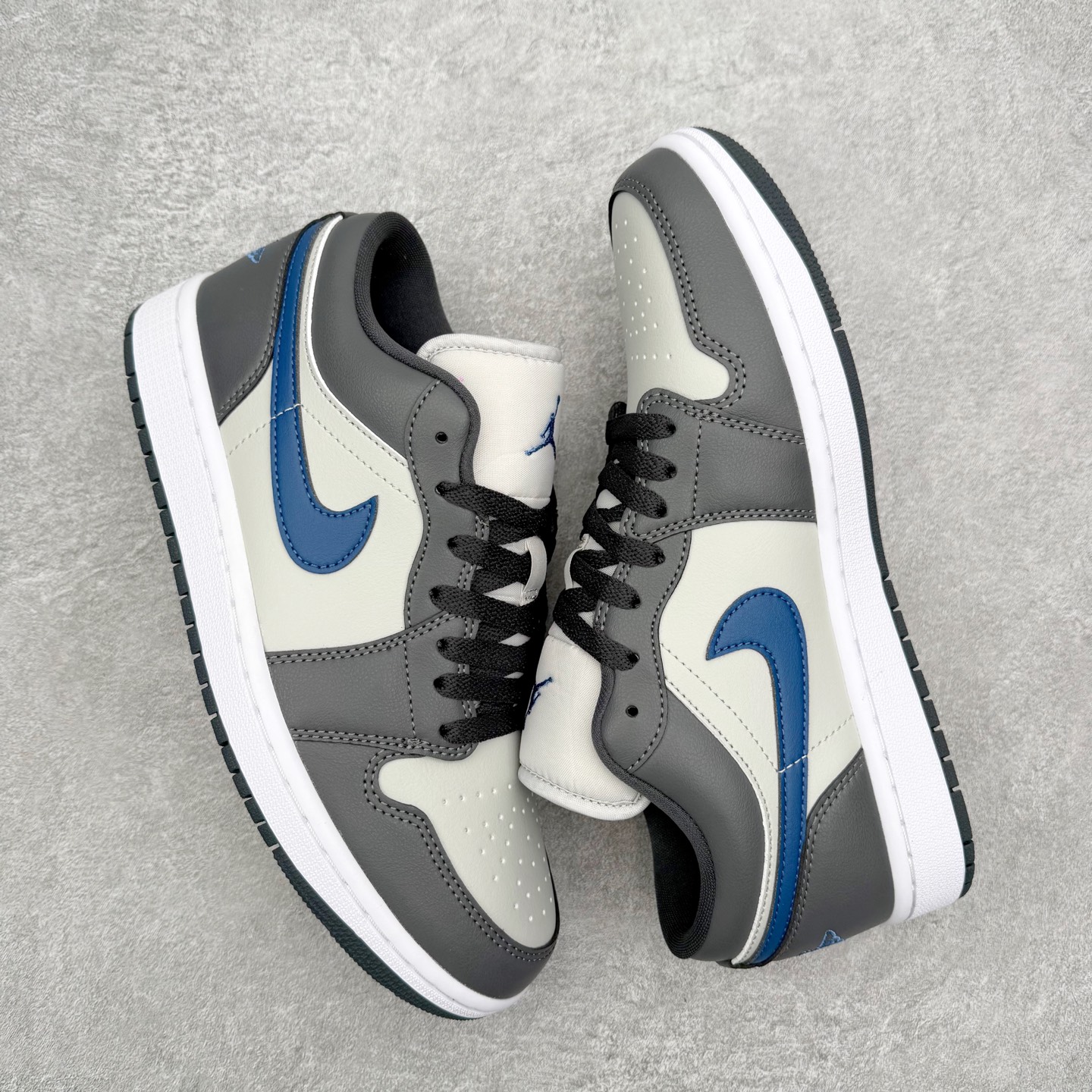 图片[3]-＃小DT Air Jordan AJ1 Low 低帮系列 全新流水线出品 超强性价比 DT版本平替选择 市场第二梯队 全部原鞋开发 原楦原纸板开发 全鞋电脑针车 原厂内置全掌气垫 原盒内在原标 唯一Zp原版鞋带绑法 免检产品 全新2022版型 全头层皮料 完美零毛边处理 原厂配置全掌气垫 价格定位良心 几十个配色陆续出货 实拍调校N版已经零色差零失真 百分百还原实物色彩所见即所得 不存在货不对板色差等低级问题 选购参考实物拍摄 不混卖不参货 只用心做好货严格选品 承诺混一赔十 尺码：36 36.5 37.5 38 38.5 39 40 40.5 41 42 42.5 43 44 44.5 45 46-选品中心