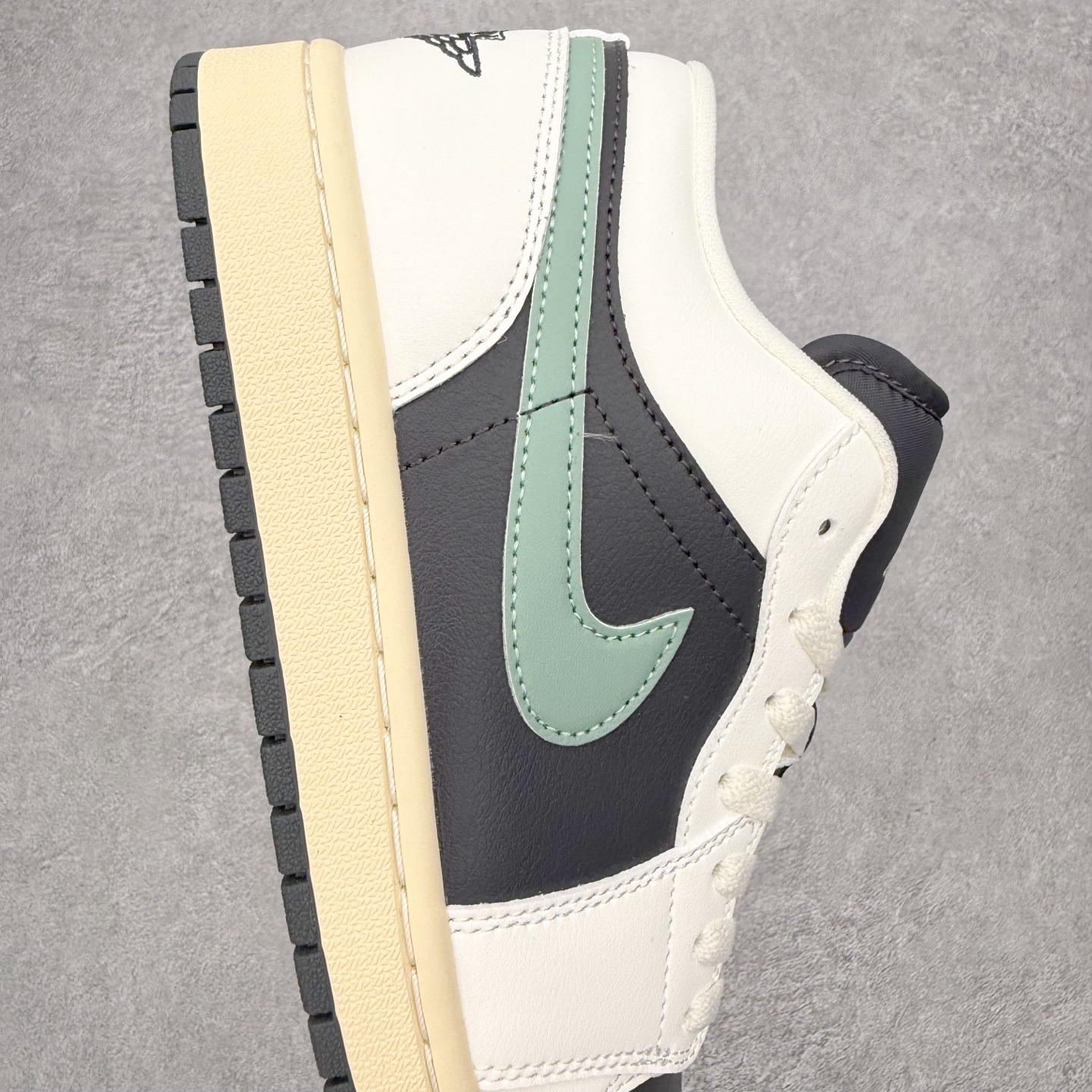 图片[6]-＃小DT Air Jordan AJ1 Low 低帮系列 全新流水线出品 超强性价比 DT版本平替选择 市场第二梯队 全部原鞋开发 原楦原纸板开发 全鞋电脑针车 原厂内置全掌气垫 原盒内在原标 唯一Zp原版鞋带绑法 免检产品 全新2022版型 全头层皮料 完美零毛边处理 原厂配置全掌气垫 价格定位良心 几十个配色陆续出货 实拍调校N版已经零色差零失真 百分百还原实物色彩所见即所得 不存在货不对板色差等低级问题 选购参考实物拍摄 不混卖不参货 只用心做好货严格选品 承诺混一赔十 尺码：36 36.5 37.5 38 38.5 39 40 40.5 41 42 42.5 43 44 44.5 45 46-选品中心