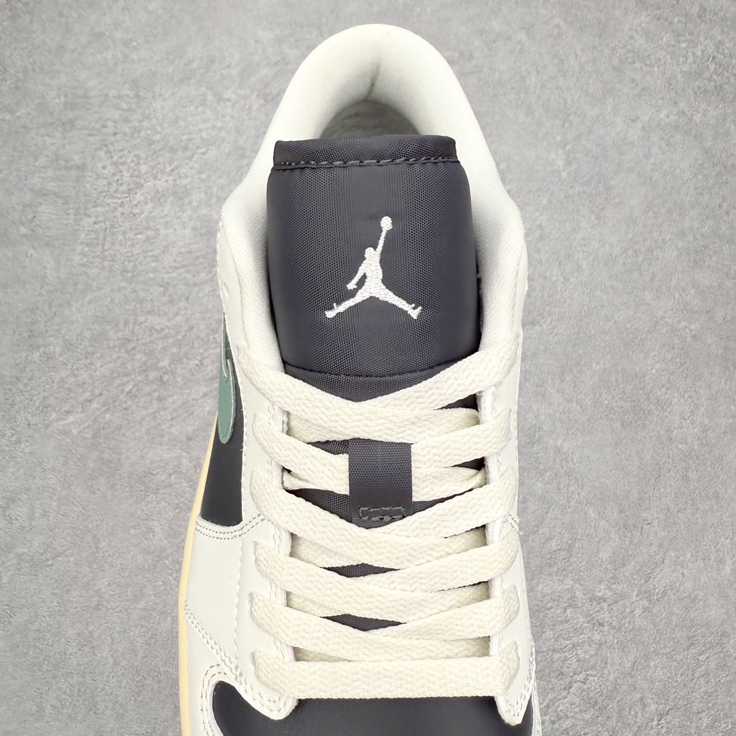 图片[5]-＃小DT Air Jordan AJ1 Low 低帮系列 全新流水线出品 超强性价比 DT版本平替选择 市场第二梯队 全部原鞋开发 原楦原纸板开发 全鞋电脑针车 原厂内置全掌气垫 原盒内在原标 唯一Zp原版鞋带绑法 免检产品 全新2022版型 全头层皮料 完美零毛边处理 原厂配置全掌气垫 价格定位良心 几十个配色陆续出货 实拍调校N版已经零色差零失真 百分百还原实物色彩所见即所得 不存在货不对板色差等低级问题 选购参考实物拍摄 不混卖不参货 只用心做好货严格选品 承诺混一赔十 尺码：36 36.5 37.5 38 38.5 39 40 40.5 41 42 42.5 43 44 44.5 45 46-选品中心