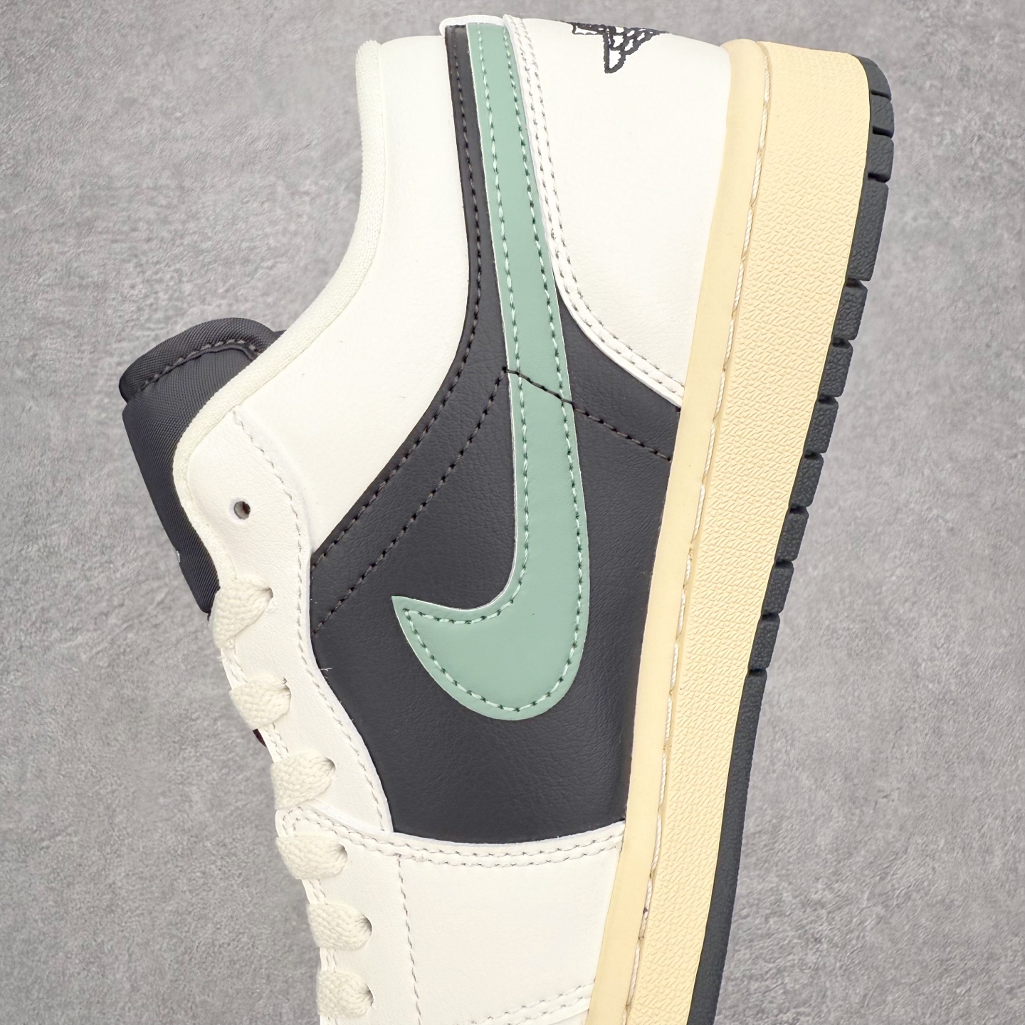 图片[7]-＃小DT Air Jordan AJ1 Low 低帮系列 全新流水线出品 超强性价比 DT版本平替选择 市场第二梯队 全部原鞋开发 原楦原纸板开发 全鞋电脑针车 原厂内置全掌气垫 原盒内在原标 唯一Zp原版鞋带绑法 免检产品 全新2022版型 全头层皮料 完美零毛边处理 原厂配置全掌气垫 价格定位良心 几十个配色陆续出货 实拍调校N版已经零色差零失真 百分百还原实物色彩所见即所得 不存在货不对板色差等低级问题 选购参考实物拍摄 不混卖不参货 只用心做好货严格选品 承诺混一赔十 尺码：36 36.5 37.5 38 38.5 39 40 40.5 41 42 42.5 43 44 44.5 45 46-选品中心