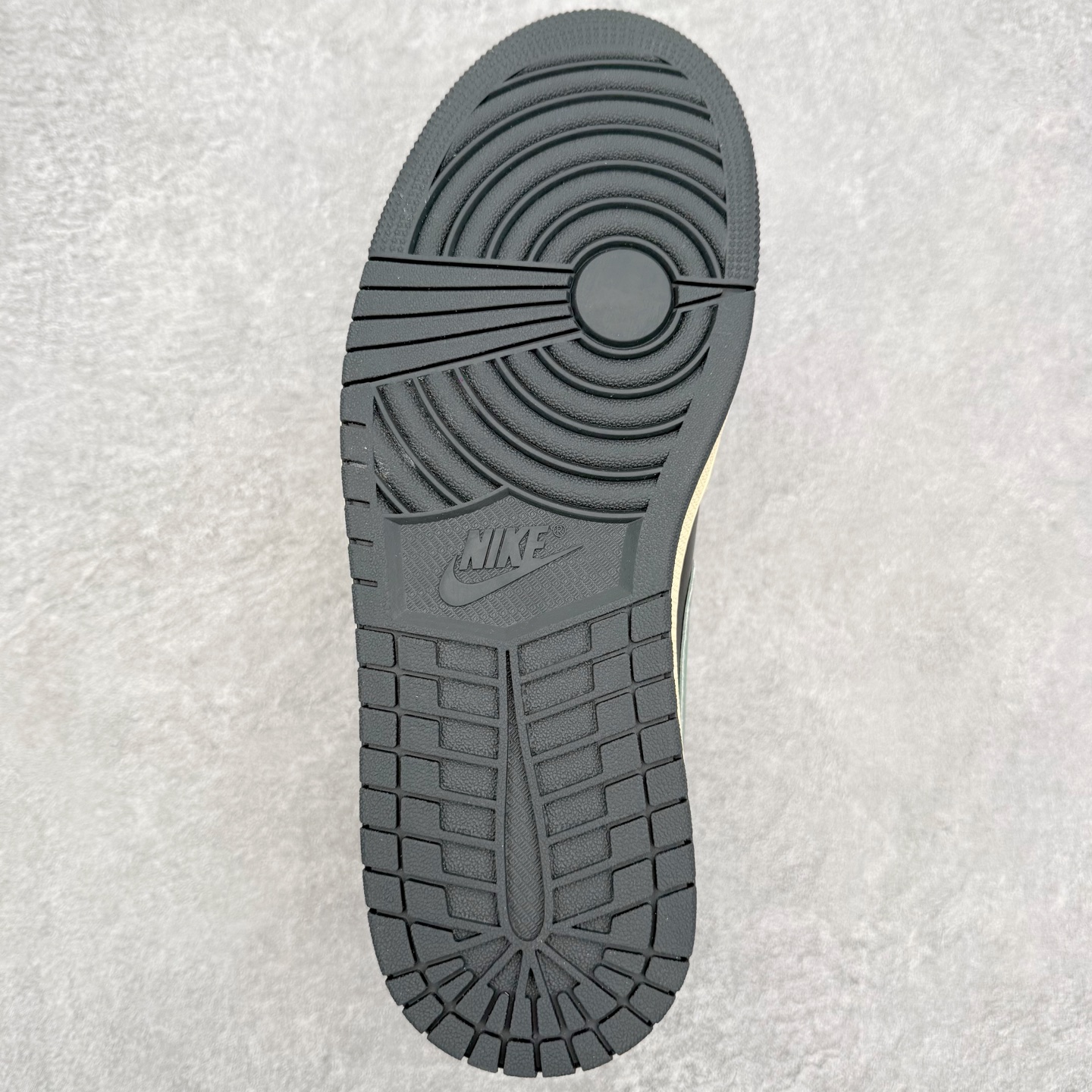 图片[9]-＃小DT Air Jordan AJ1 Low 低帮系列 全新流水线出品 超强性价比 DT版本平替选择 市场第二梯队 全部原鞋开发 原楦原纸板开发 全鞋电脑针车 原厂内置全掌气垫 原盒内在原标 唯一Zp原版鞋带绑法 免检产品 全新2022版型 全头层皮料 完美零毛边处理 原厂配置全掌气垫 价格定位良心 几十个配色陆续出货 实拍调校N版已经零色差零失真 百分百还原实物色彩所见即所得 不存在货不对板色差等低级问题 选购参考实物拍摄 不混卖不参货 只用心做好货严格选品 承诺混一赔十 尺码：36 36.5 37.5 38 38.5 39 40 40.5 41 42 42.5 43 44 44.5 45 46-选品中心