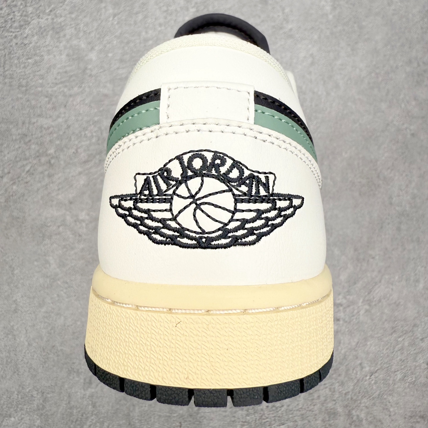 图片[8]-＃小DT Air Jordan AJ1 Low 低帮系列 全新流水线出品 超强性价比 DT版本平替选择 市场第二梯队 全部原鞋开发 原楦原纸板开发 全鞋电脑针车 原厂内置全掌气垫 原盒内在原标 唯一Zp原版鞋带绑法 免检产品 全新2022版型 全头层皮料 完美零毛边处理 原厂配置全掌气垫 价格定位良心 几十个配色陆续出货 实拍调校N版已经零色差零失真 百分百还原实物色彩所见即所得 不存在货不对板色差等低级问题 选购参考实物拍摄 不混卖不参货 只用心做好货严格选品 承诺混一赔十 尺码：36 36.5 37.5 38 38.5 39 40 40.5 41 42 42.5 43 44 44.5 45 46-选品中心