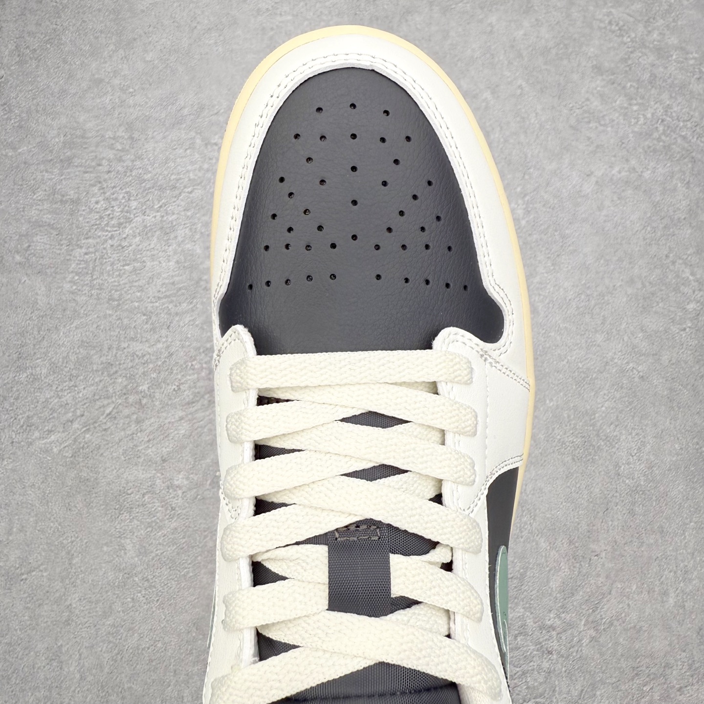 图片[4]-＃小DT Air Jordan AJ1 Low 低帮系列 全新流水线出品 超强性价比 DT版本平替选择 市场第二梯队 全部原鞋开发 原楦原纸板开发 全鞋电脑针车 原厂内置全掌气垫 原盒内在原标 唯一Zp原版鞋带绑法 免检产品 全新2022版型 全头层皮料 完美零毛边处理 原厂配置全掌气垫 价格定位良心 几十个配色陆续出货 实拍调校N版已经零色差零失真 百分百还原实物色彩所见即所得 不存在货不对板色差等低级问题 选购参考实物拍摄 不混卖不参货 只用心做好货严格选品 承诺混一赔十 尺码：36 36.5 37.5 38 38.5 39 40 40.5 41 42 42.5 43 44 44.5 45 46-选品中心