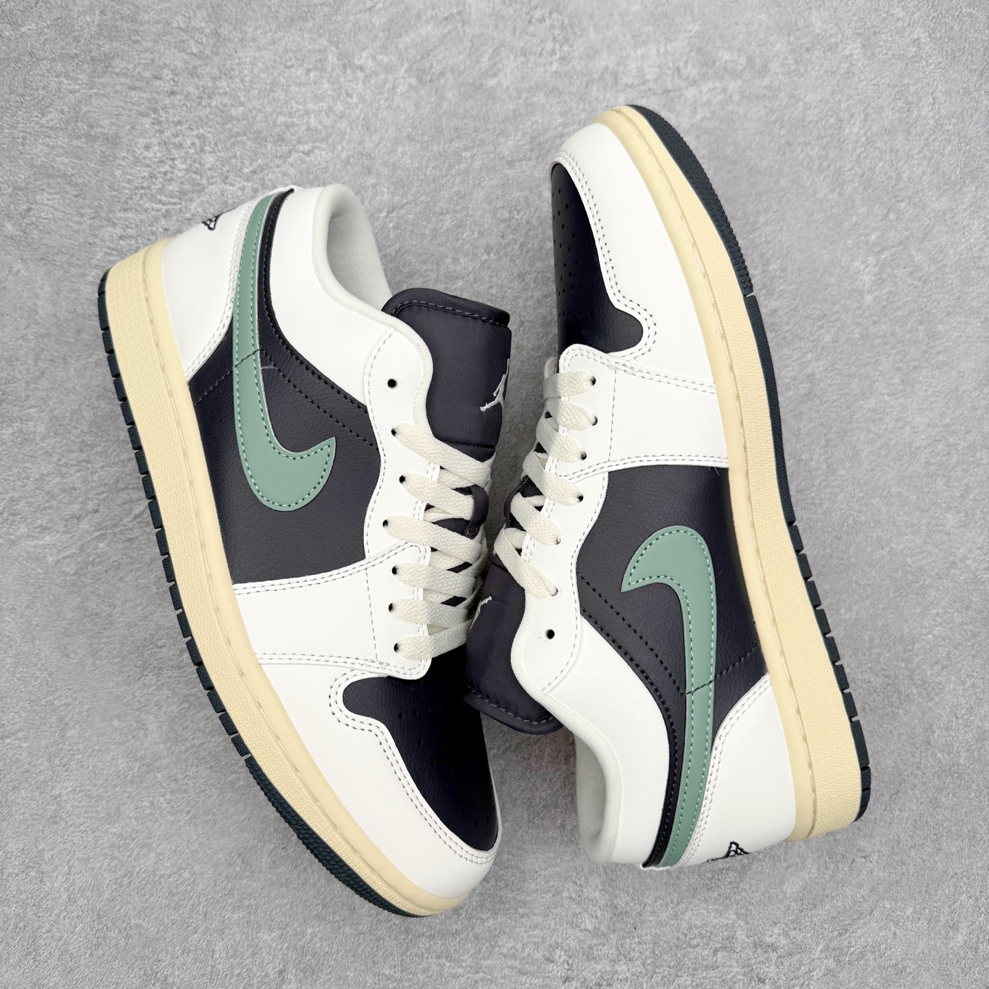 图片[3]-＃小DT Air Jordan AJ1 Low 低帮系列 全新流水线出品 超强性价比 DT版本平替选择 市场第二梯队 全部原鞋开发 原楦原纸板开发 全鞋电脑针车 原厂内置全掌气垫 原盒内在原标 唯一Zp原版鞋带绑法 免检产品 全新2022版型 全头层皮料 完美零毛边处理 原厂配置全掌气垫 价格定位良心 几十个配色陆续出货 实拍调校N版已经零色差零失真 百分百还原实物色彩所见即所得 不存在货不对板色差等低级问题 选购参考实物拍摄 不混卖不参货 只用心做好货严格选品 承诺混一赔十 尺码：36 36.5 37.5 38 38.5 39 40 40.5 41 42 42.5 43 44 44.5 45 46-选品中心