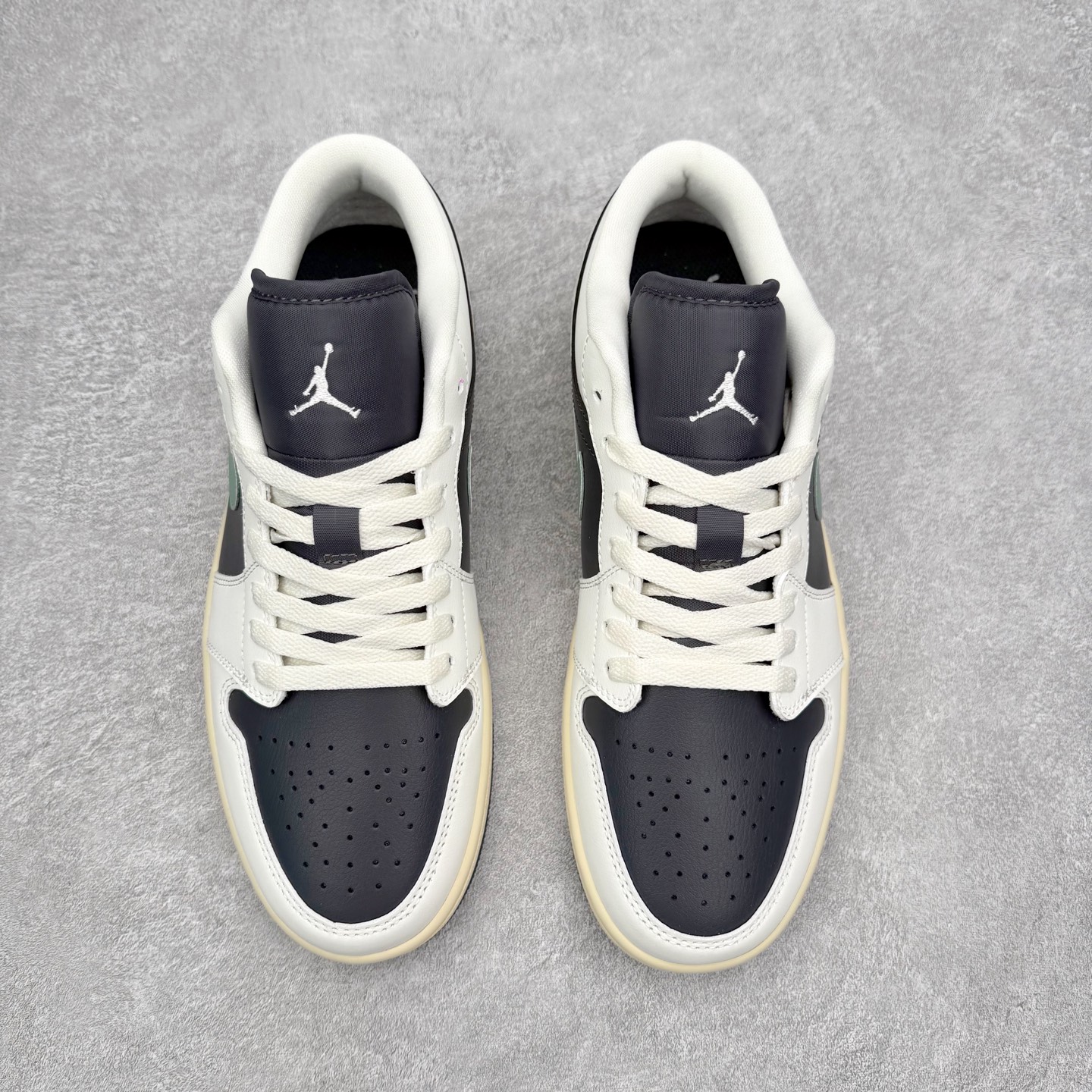 图片[2]-＃小DT Air Jordan AJ1 Low 低帮系列 全新流水线出品 超强性价比 DT版本平替选择 市场第二梯队 全部原鞋开发 原楦原纸板开发 全鞋电脑针车 原厂内置全掌气垫 原盒内在原标 唯一Zp原版鞋带绑法 免检产品 全新2022版型 全头层皮料 完美零毛边处理 原厂配置全掌气垫 价格定位良心 几十个配色陆续出货 实拍调校N版已经零色差零失真 百分百还原实物色彩所见即所得 不存在货不对板色差等低级问题 选购参考实物拍摄 不混卖不参货 只用心做好货严格选品 承诺混一赔十 尺码：36 36.5 37.5 38 38.5 39 40 40.5 41 42 42.5 43 44 44.5 45 46-选品中心