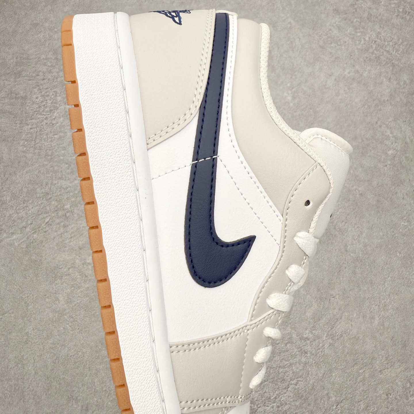 图片[6]-＃小DT Air Jordan AJ1 Low 低帮系列 全新流水线出品 超强性价比 DT版本平替选择 市场第二梯队 全部原鞋开发 原楦原纸板开发 全鞋电脑针车 原厂内置全掌气垫 原盒内在原标 唯一Zp原版鞋带绑法 免检产品 全新2022版型 全头层皮料 完美零毛边处理 原厂配置全掌气垫 价格定位良心 几十个配色陆续出货 实拍调校N版已经零色差零失真 百分百还原实物色彩所见即所得 不存在货不对板色差等低级问题 选购参考实物拍摄 不混卖不参货 只用心做好货严格选品 承诺混一赔十 尺码：36 36.5 37.5 38 38.5 39 40 40.5 41 42 42.5 43 44 44.5 45 46-选品中心