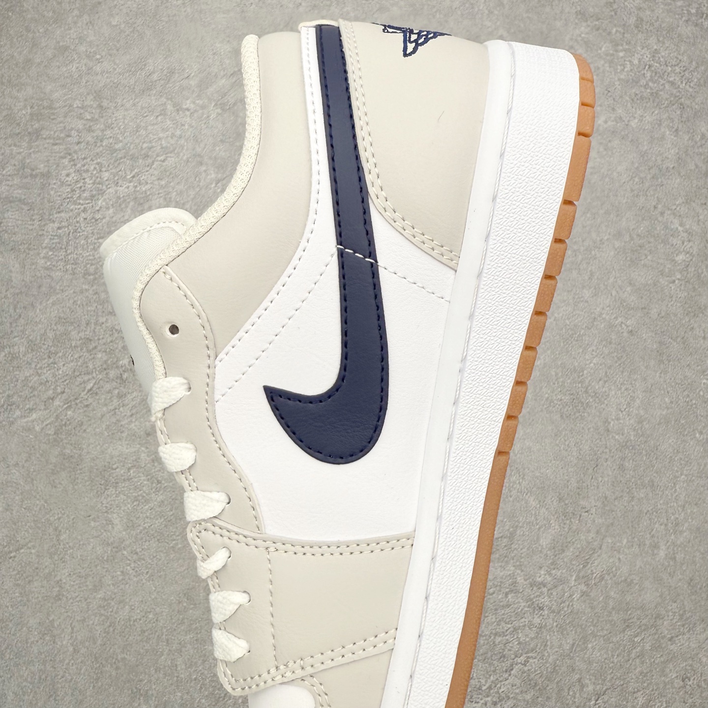 图片[7]-＃小DT Air Jordan AJ1 Low 低帮系列 全新流水线出品 超强性价比 DT版本平替选择 市场第二梯队 全部原鞋开发 原楦原纸板开发 全鞋电脑针车 原厂内置全掌气垫 原盒内在原标 唯一Zp原版鞋带绑法 免检产品 全新2022版型 全头层皮料 完美零毛边处理 原厂配置全掌气垫 价格定位良心 几十个配色陆续出货 实拍调校N版已经零色差零失真 百分百还原实物色彩所见即所得 不存在货不对板色差等低级问题 选购参考实物拍摄 不混卖不参货 只用心做好货严格选品 承诺混一赔十 尺码：36 36.5 37.5 38 38.5 39 40 40.5 41 42 42.5 43 44 44.5 45 46-选品中心