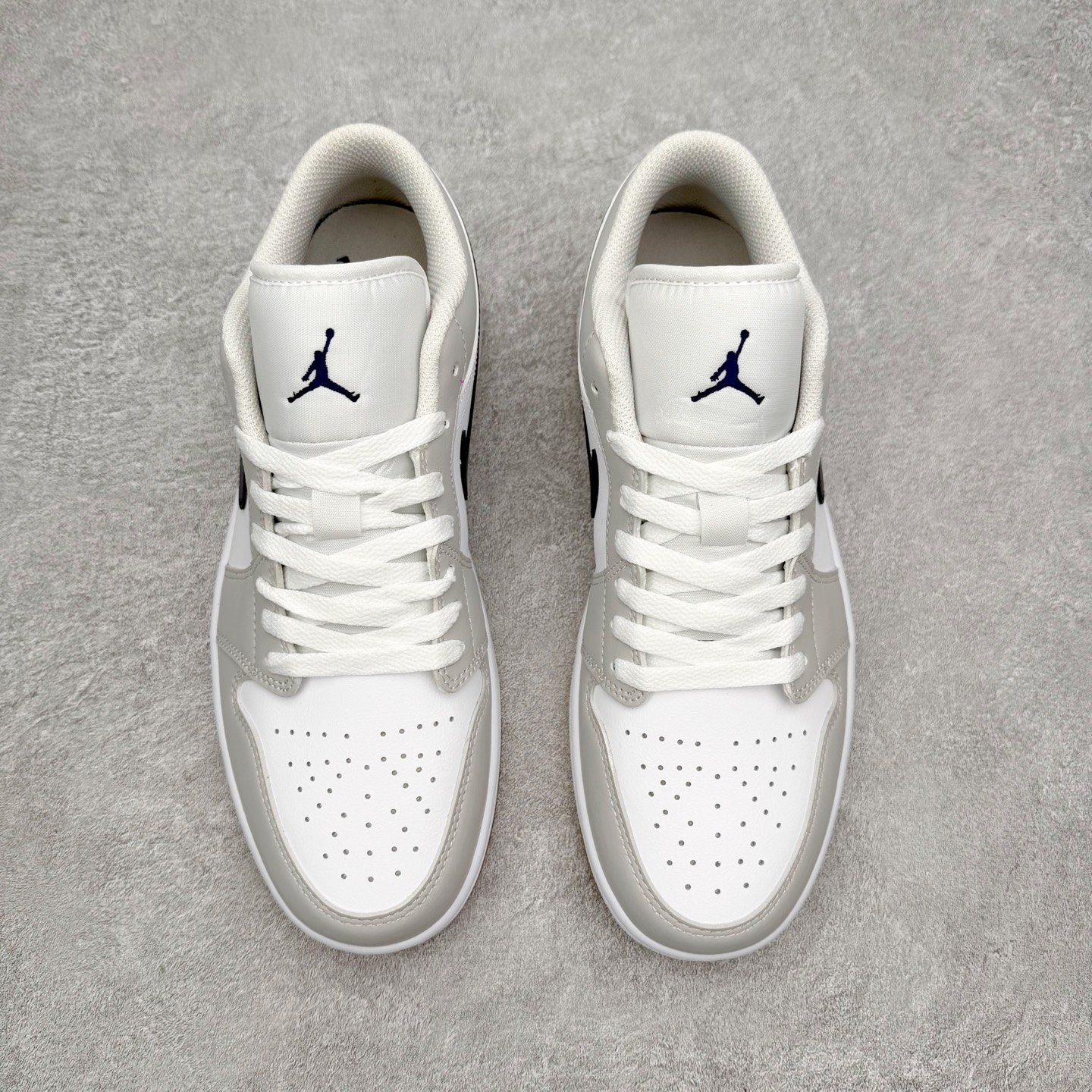 图片[2]-＃小DT Air Jordan AJ1 Low 低帮系列 全新流水线出品 超强性价比 DT版本平替选择 市场第二梯队 全部原鞋开发 原楦原纸板开发 全鞋电脑针车 原厂内置全掌气垫 原盒内在原标 唯一Zp原版鞋带绑法 免检产品 全新2022版型 全头层皮料 完美零毛边处理 原厂配置全掌气垫 价格定位良心 几十个配色陆续出货 实拍调校N版已经零色差零失真 百分百还原实物色彩所见即所得 不存在货不对板色差等低级问题 选购参考实物拍摄 不混卖不参货 只用心做好货严格选品 承诺混一赔十 尺码：36 36.5 37.5 38 38.5 39 40 40.5 41 42 42.5 43 44 44.5 45 46-选品中心