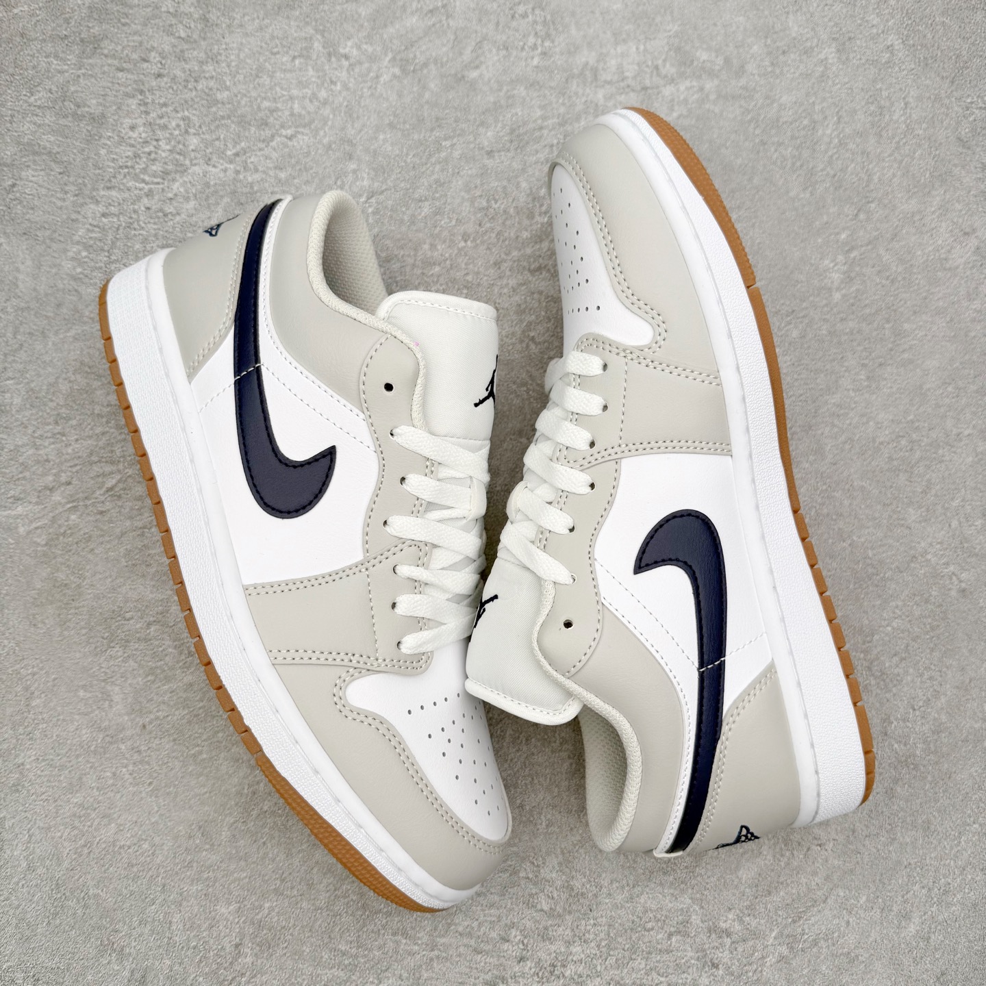 图片[3]-＃小DT Air Jordan AJ1 Low 低帮系列 全新流水线出品 超强性价比 DT版本平替选择 市场第二梯队 全部原鞋开发 原楦原纸板开发 全鞋电脑针车 原厂内置全掌气垫 原盒内在原标 唯一Zp原版鞋带绑法 免检产品 全新2022版型 全头层皮料 完美零毛边处理 原厂配置全掌气垫 价格定位良心 几十个配色陆续出货 实拍调校N版已经零色差零失真 百分百还原实物色彩所见即所得 不存在货不对板色差等低级问题 选购参考实物拍摄 不混卖不参货 只用心做好货严格选品 承诺混一赔十 尺码：36 36.5 37.5 38 38.5 39 40 40.5 41 42 42.5 43 44 44.5 45 46-选品中心