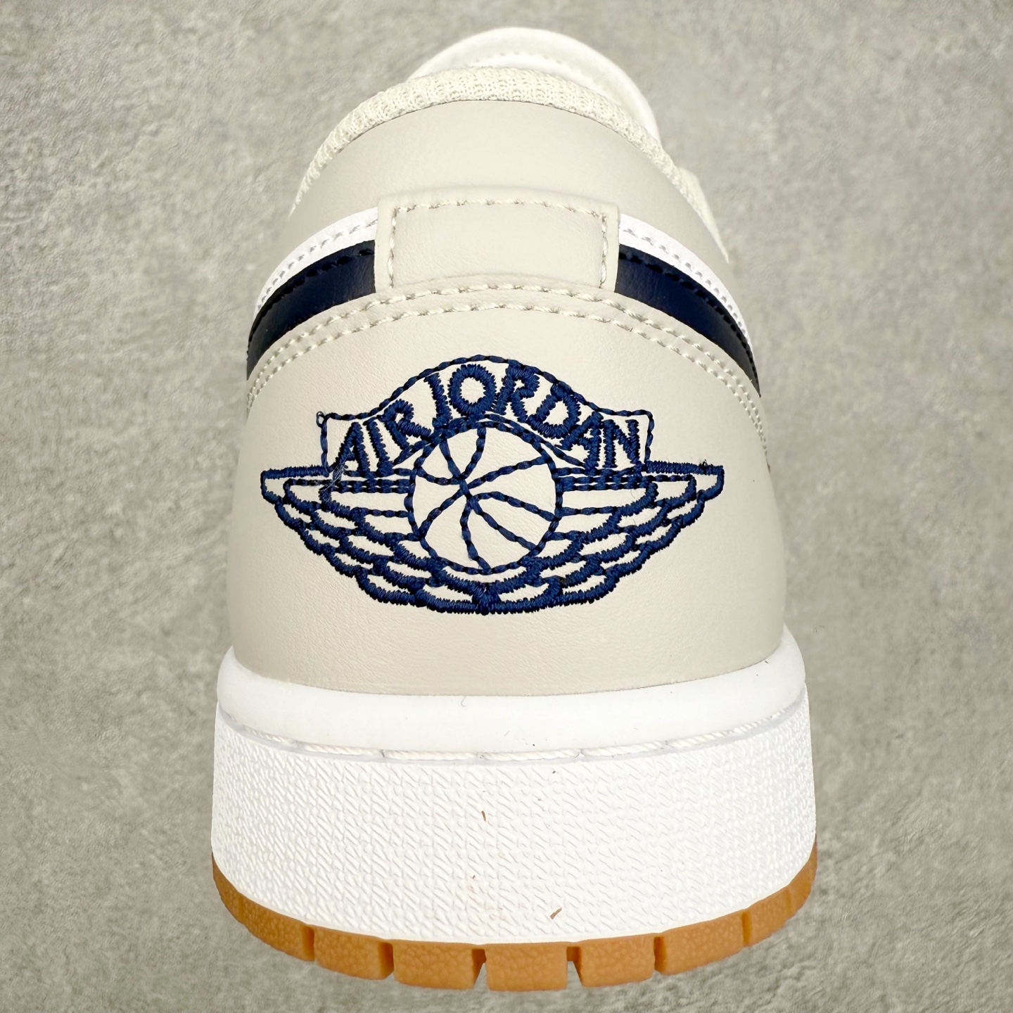 图片[8]-＃小DT Air Jordan AJ1 Low 低帮系列 全新流水线出品 超强性价比 DT版本平替选择 市场第二梯队 全部原鞋开发 原楦原纸板开发 全鞋电脑针车 原厂内置全掌气垫 原盒内在原标 唯一Zp原版鞋带绑法 免检产品 全新2022版型 全头层皮料 完美零毛边处理 原厂配置全掌气垫 价格定位良心 几十个配色陆续出货 实拍调校N版已经零色差零失真 百分百还原实物色彩所见即所得 不存在货不对板色差等低级问题 选购参考实物拍摄 不混卖不参货 只用心做好货严格选品 承诺混一赔十 尺码：36 36.5 37.5 38 38.5 39 40 40.5 41 42 42.5 43 44 44.5 45 46-选品中心