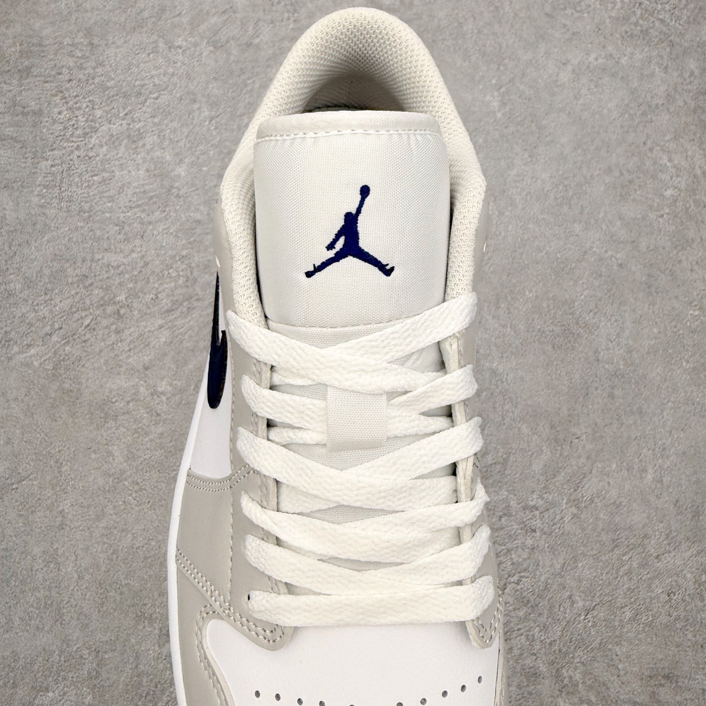 图片[5]-＃小DT Air Jordan AJ1 Low 低帮系列 全新流水线出品 超强性价比 DT版本平替选择 市场第二梯队 全部原鞋开发 原楦原纸板开发 全鞋电脑针车 原厂内置全掌气垫 原盒内在原标 唯一Zp原版鞋带绑法 免检产品 全新2022版型 全头层皮料 完美零毛边处理 原厂配置全掌气垫 价格定位良心 几十个配色陆续出货 实拍调校N版已经零色差零失真 百分百还原实物色彩所见即所得 不存在货不对板色差等低级问题 选购参考实物拍摄 不混卖不参货 只用心做好货严格选品 承诺混一赔十 尺码：36 36.5 37.5 38 38.5 39 40 40.5 41 42 42.5 43 44 44.5 45 46-选品中心