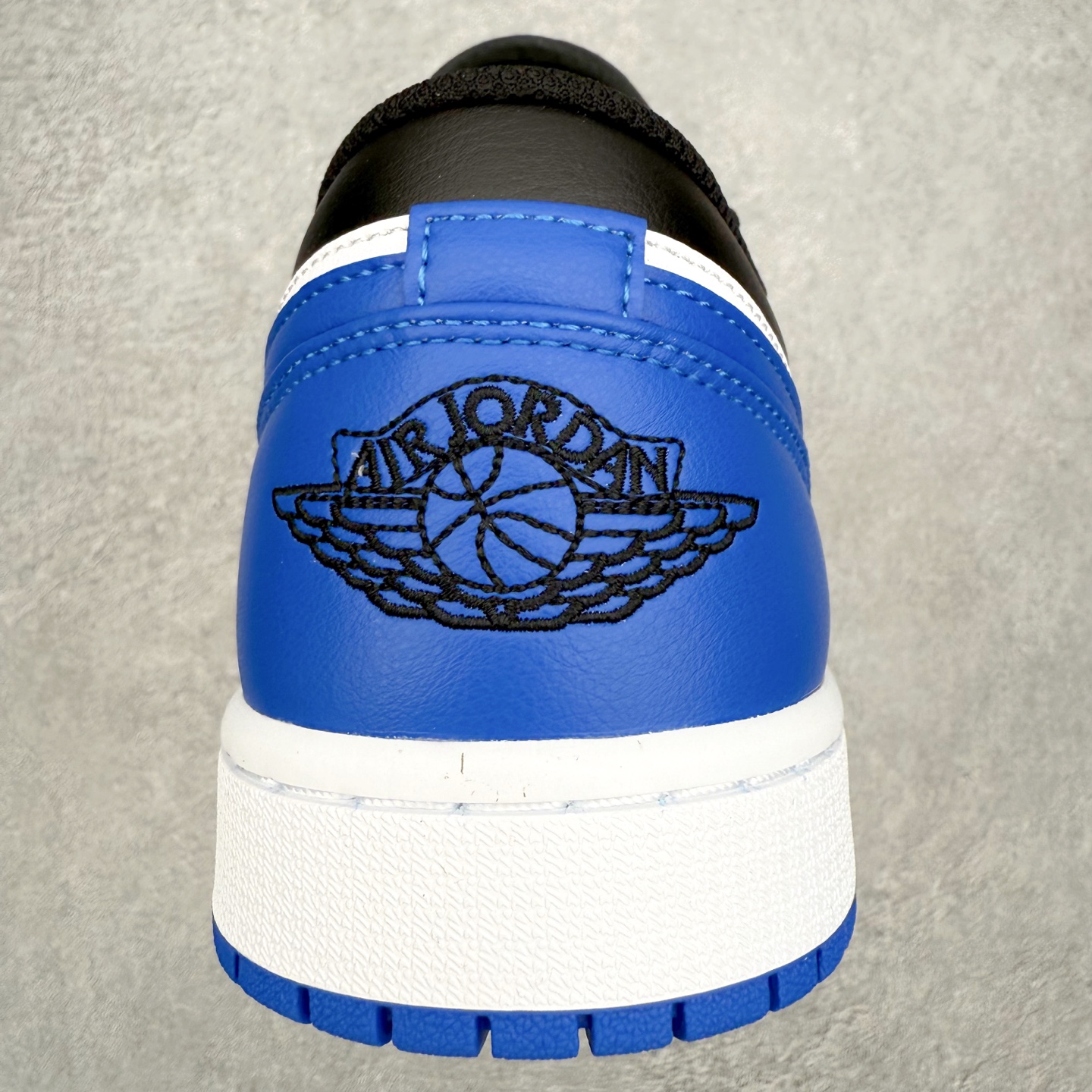 图片[8]-＃小DT Air Jordan AJ1 Low 低帮系列 全新流水线出品 超强性价比 DT版本平替选择 市场第二梯队 全部原鞋开发 原楦原纸板开发 全鞋电脑针车 原厂内置全掌气垫 原盒内在原标 唯一Zp原版鞋带绑法 免检产品 全新2022版型 全头层皮料 完美零毛边处理 原厂配置全掌气垫 价格定位良心 几十个配色陆续出货 实拍调校N版已经零色差零失真 百分百还原实物色彩所见即所得 不存在货不对板色差等低级问题 选购参考实物拍摄 不混卖不参货 只用心做好货严格选品 承诺混一赔十 尺码：36 36.5 37.5 38 38.5 39 40 40.5 41 42 42.5 43 44 44.5 45 46-选品中心