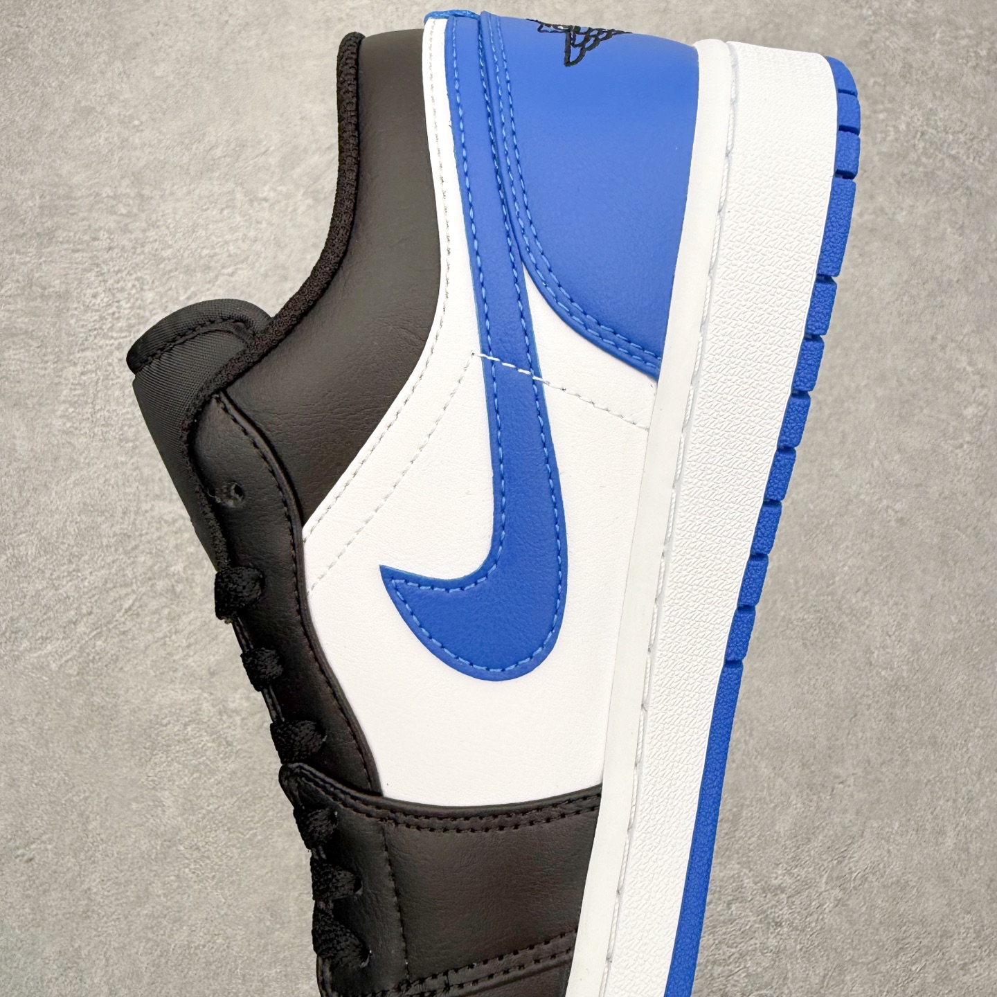 图片[7]-＃小DT Air Jordan AJ1 Low 低帮系列 全新流水线出品 超强性价比 DT版本平替选择 市场第二梯队 全部原鞋开发 原楦原纸板开发 全鞋电脑针车 原厂内置全掌气垫 原盒内在原标 唯一Zp原版鞋带绑法 免检产品 全新2022版型 全头层皮料 完美零毛边处理 原厂配置全掌气垫 价格定位良心 几十个配色陆续出货 实拍调校N版已经零色差零失真 百分百还原实物色彩所见即所得 不存在货不对板色差等低级问题 选购参考实物拍摄 不混卖不参货 只用心做好货严格选品 承诺混一赔十 尺码：36 36.5 37.5 38 38.5 39 40 40.5 41 42 42.5 43 44 44.5 45 46-选品中心