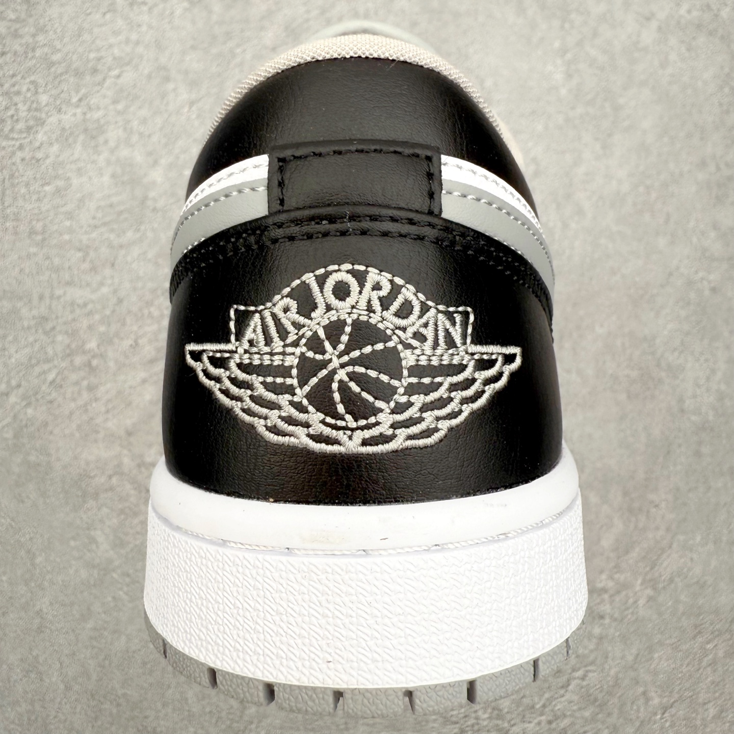 图片[8]-＃小DT Air Jordan AJ1 Low 低帮系列 全新流水线出品 超强性价比 DT版本平替选择 市场第二梯队 全部原鞋开发 原楦原纸板开发 全鞋电脑针车 原厂内置全掌气垫 原盒内在原标 唯一Zp原版鞋带绑法 免检产品 全新2022版型 全头层皮料 完美零毛边处理 原厂配置全掌气垫 价格定位良心 几十个配色陆续出货 实拍调校N版已经零色差零失真 百分百还原实物色彩所见即所得 不存在货不对板色差等低级问题 选购参考实物拍摄 不混卖不参货 只用心做好货严格选品 承诺混一赔十 尺码：36 36.5 37.5 38 38.5 39 40 40.5 41 42 42.5 43 44 44.5 45 46-选品中心