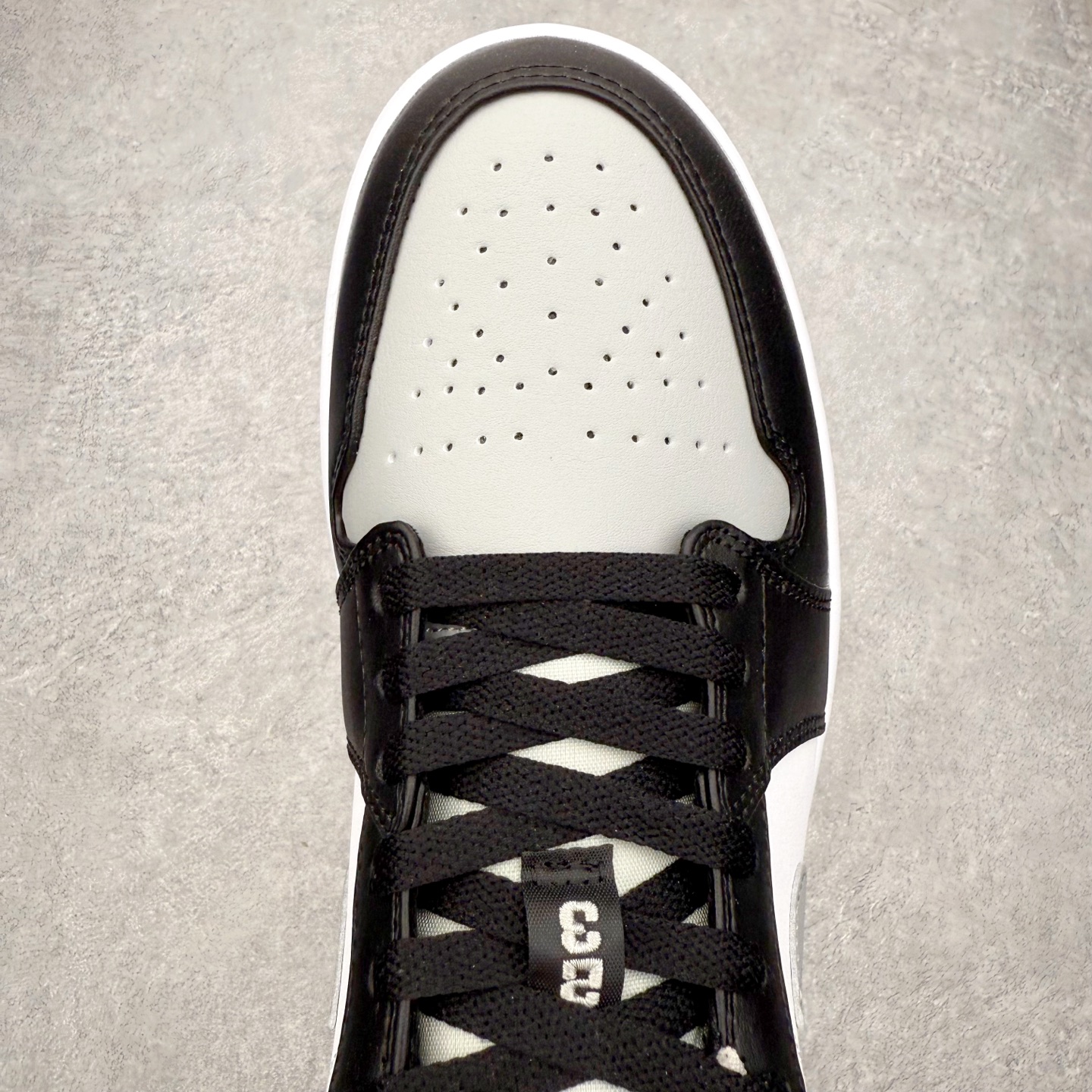 图片[4]-＃小DT Air Jordan AJ1 Low 低帮系列 全新流水线出品 超强性价比 DT版本平替选择 市场第二梯队 全部原鞋开发 原楦原纸板开发 全鞋电脑针车 原厂内置全掌气垫 原盒内在原标 唯一Zp原版鞋带绑法 免检产品 全新2022版型 全头层皮料 完美零毛边处理 原厂配置全掌气垫 价格定位良心 几十个配色陆续出货 实拍调校N版已经零色差零失真 百分百还原实物色彩所见即所得 不存在货不对板色差等低级问题 选购参考实物拍摄 不混卖不参货 只用心做好货严格选品 承诺混一赔十 尺码：36 36.5 37.5 38 38.5 39 40 40.5 41 42 42.5 43 44 44.5 45 46-选品中心