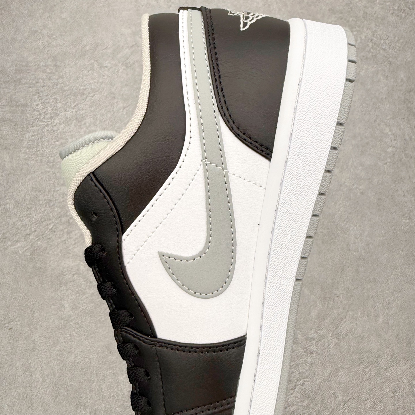 图片[7]-＃小DT Air Jordan AJ1 Low 低帮系列 全新流水线出品 超强性价比 DT版本平替选择 市场第二梯队 全部原鞋开发 原楦原纸板开发 全鞋电脑针车 原厂内置全掌气垫 原盒内在原标 唯一Zp原版鞋带绑法 免检产品 全新2022版型 全头层皮料 完美零毛边处理 原厂配置全掌气垫 价格定位良心 几十个配色陆续出货 实拍调校N版已经零色差零失真 百分百还原实物色彩所见即所得 不存在货不对板色差等低级问题 选购参考实物拍摄 不混卖不参货 只用心做好货严格选品 承诺混一赔十 尺码：36 36.5 37.5 38 38.5 39 40 40.5 41 42 42.5 43 44 44.5 45 46-选品中心