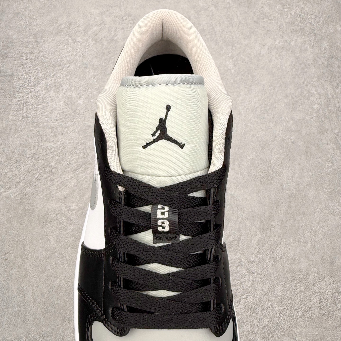 图片[5]-＃小DT Air Jordan AJ1 Low 低帮系列 全新流水线出品 超强性价比 DT版本平替选择 市场第二梯队 全部原鞋开发 原楦原纸板开发 全鞋电脑针车 原厂内置全掌气垫 原盒内在原标 唯一Zp原版鞋带绑法 免检产品 全新2022版型 全头层皮料 完美零毛边处理 原厂配置全掌气垫 价格定位良心 几十个配色陆续出货 实拍调校N版已经零色差零失真 百分百还原实物色彩所见即所得 不存在货不对板色差等低级问题 选购参考实物拍摄 不混卖不参货 只用心做好货严格选品 承诺混一赔十 尺码：36 36.5 37.5 38 38.5 39 40 40.5 41 42 42.5 43 44 44.5 45 46-选品中心