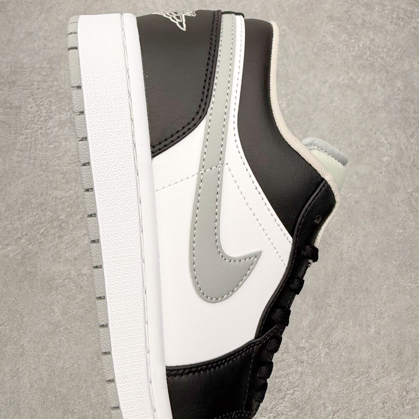 图片[6]-＃小DT Air Jordan AJ1 Low 低帮系列 全新流水线出品 超强性价比 DT版本平替选择 市场第二梯队 全部原鞋开发 原楦原纸板开发 全鞋电脑针车 原厂内置全掌气垫 原盒内在原标 唯一Zp原版鞋带绑法 免检产品 全新2022版型 全头层皮料 完美零毛边处理 原厂配置全掌气垫 价格定位良心 几十个配色陆续出货 实拍调校N版已经零色差零失真 百分百还原实物色彩所见即所得 不存在货不对板色差等低级问题 选购参考实物拍摄 不混卖不参货 只用心做好货严格选品 承诺混一赔十 尺码：36 36.5 37.5 38 38.5 39 40 40.5 41 42 42.5 43 44 44.5 45 46-选品中心