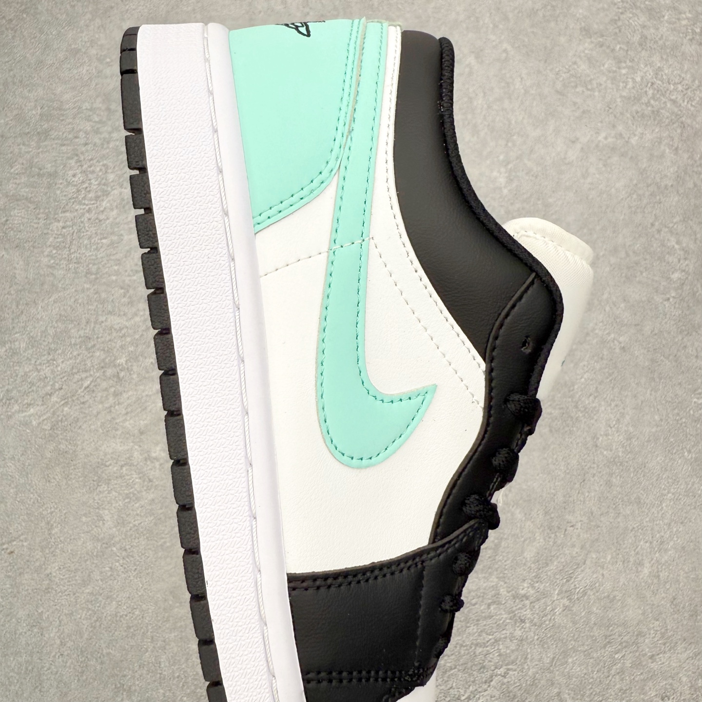 图片[6]-＃小DT Air Jordan AJ1 Low 低帮系列 全新流水线出品 超强性价比 DT版本平替选择 市场第二梯队 全部原鞋开发 原楦原纸板开发 全鞋电脑针车 原厂内置全掌气垫 原盒内在原标 唯一Zp原版鞋带绑法 免检产品 全新2022版型 全头层皮料 完美零毛边处理 原厂配置全掌气垫 价格定位良心 几十个配色陆续出货 实拍调校N版已经零色差零失真 百分百还原实物色彩所见即所得 不存在货不对板色差等低级问题 选购参考实物拍摄 不混卖不参货 只用心做好货严格选品 承诺混一赔十 尺码：36 36.5 37.5 38 38.5 39 40 40.5 41 42 42.5 43 44 44.5 45 46-选品中心