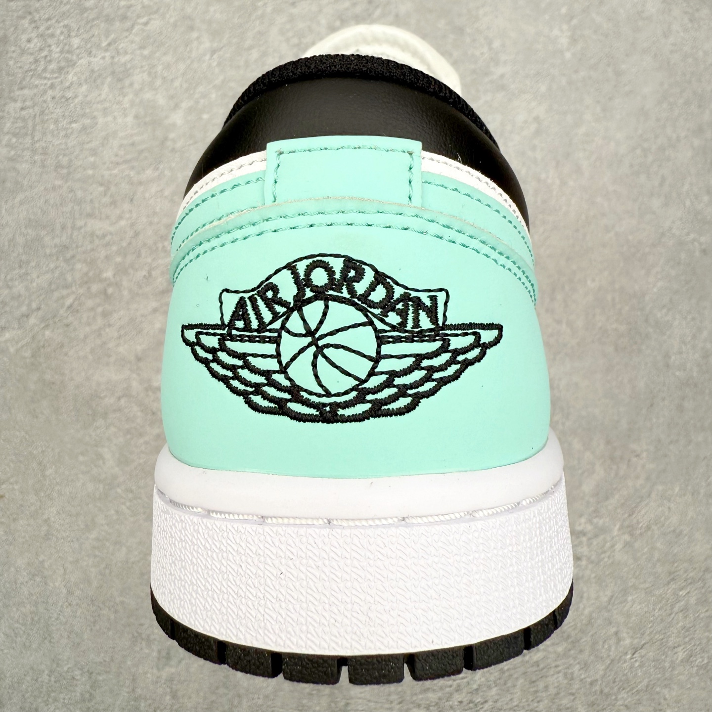 图片[8]-＃小DT Air Jordan AJ1 Low 低帮系列 全新流水线出品 超强性价比 DT版本平替选择 市场第二梯队 全部原鞋开发 原楦原纸板开发 全鞋电脑针车 原厂内置全掌气垫 原盒内在原标 唯一Zp原版鞋带绑法 免检产品 全新2022版型 全头层皮料 完美零毛边处理 原厂配置全掌气垫 价格定位良心 几十个配色陆续出货 实拍调校N版已经零色差零失真 百分百还原实物色彩所见即所得 不存在货不对板色差等低级问题 选购参考实物拍摄 不混卖不参货 只用心做好货严格选品 承诺混一赔十 尺码：36 36.5 37.5 38 38.5 39 40 40.5 41 42 42.5 43 44 44.5 45 46-选品中心