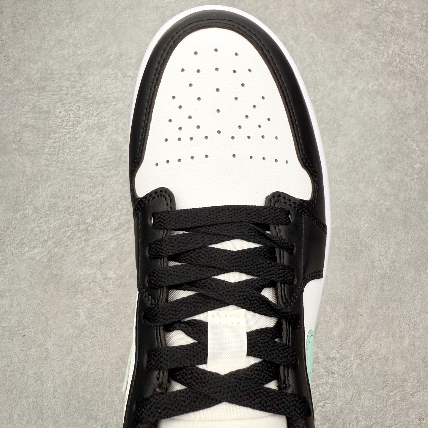 图片[4]-＃小DT Air Jordan AJ1 Low 低帮系列 全新流水线出品 超强性价比 DT版本平替选择 市场第二梯队 全部原鞋开发 原楦原纸板开发 全鞋电脑针车 原厂内置全掌气垫 原盒内在原标 唯一Zp原版鞋带绑法 免检产品 全新2022版型 全头层皮料 完美零毛边处理 原厂配置全掌气垫 价格定位良心 几十个配色陆续出货 实拍调校N版已经零色差零失真 百分百还原实物色彩所见即所得 不存在货不对板色差等低级问题 选购参考实物拍摄 不混卖不参货 只用心做好货严格选品 承诺混一赔十 尺码：36 36.5 37.5 38 38.5 39 40 40.5 41 42 42.5 43 44 44.5 45 46-选品中心