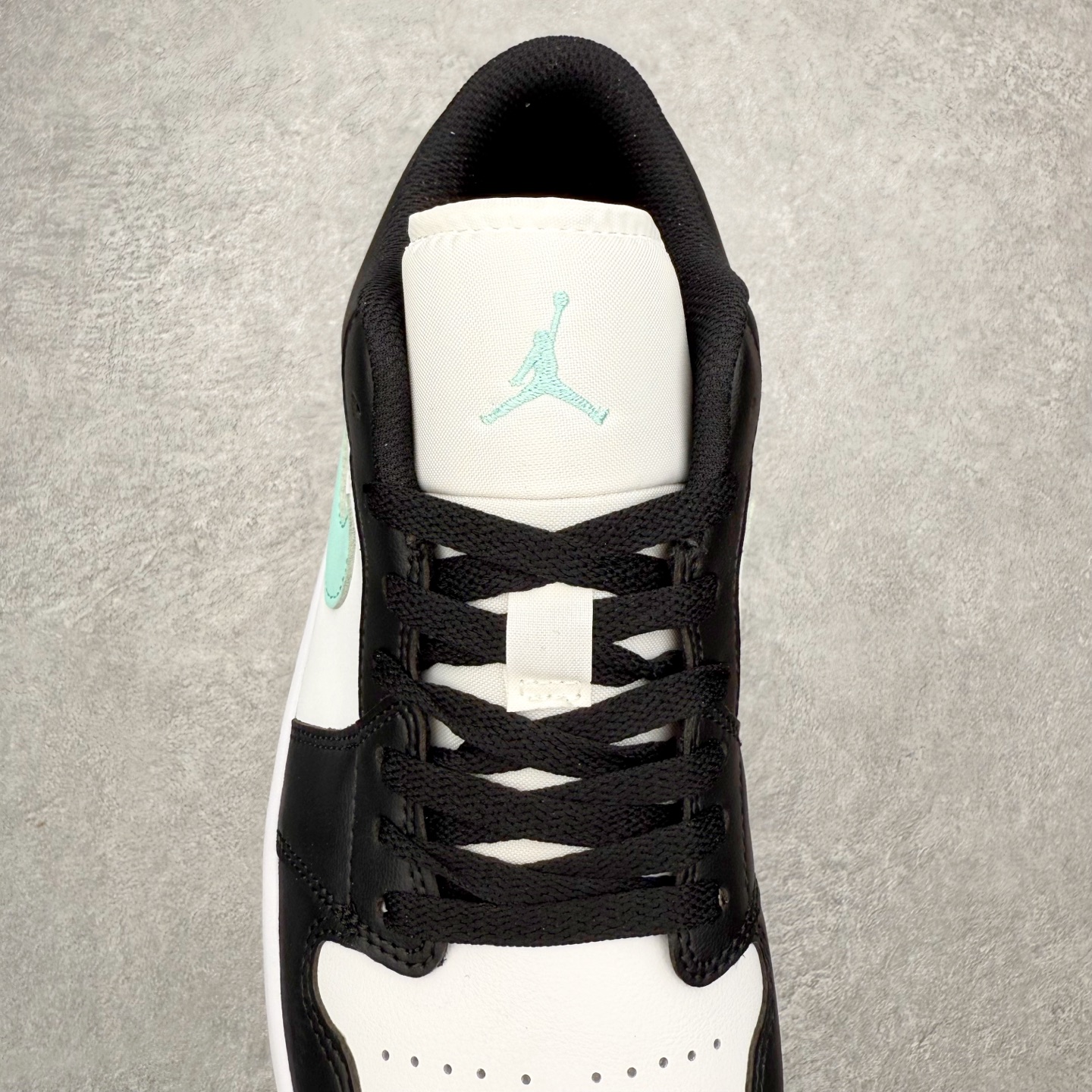 图片[5]-＃小DT Air Jordan AJ1 Low 低帮系列 全新流水线出品 超强性价比 DT版本平替选择 市场第二梯队 全部原鞋开发 原楦原纸板开发 全鞋电脑针车 原厂内置全掌气垫 原盒内在原标 唯一Zp原版鞋带绑法 免检产品 全新2022版型 全头层皮料 完美零毛边处理 原厂配置全掌气垫 价格定位良心 几十个配色陆续出货 实拍调校N版已经零色差零失真 百分百还原实物色彩所见即所得 不存在货不对板色差等低级问题 选购参考实物拍摄 不混卖不参货 只用心做好货严格选品 承诺混一赔十 尺码：36 36.5 37.5 38 38.5 39 40 40.5 41 42 42.5 43 44 44.5 45 46-选品中心