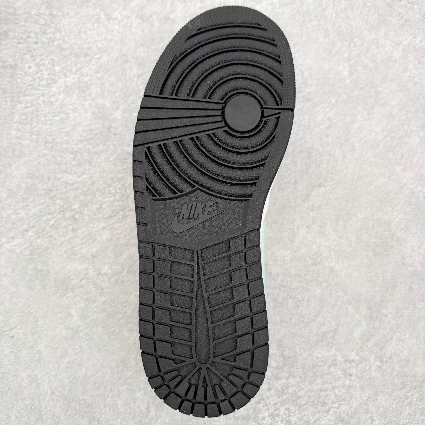 图片[9]-＃小DT Air Jordan AJ1 Low 低帮系列 全新流水线出品 超强性价比 DT版本平替选择 市场第二梯队 全部原鞋开发 原楦原纸板开发 全鞋电脑针车 原厂内置全掌气垫 原盒内在原标 唯一Zp原版鞋带绑法 免检产品 全新2022版型 全头层皮料 完美零毛边处理 原厂配置全掌气垫 价格定位良心 几十个配色陆续出货 实拍调校N版已经零色差零失真 百分百还原实物色彩所见即所得 不存在货不对板色差等低级问题 选购参考实物拍摄 不混卖不参货 只用心做好货严格选品 承诺混一赔十 尺码：36 36.5 37.5 38 38.5 39 40 40.5 41 42 42.5 43 44 44.5 45 46-选品中心