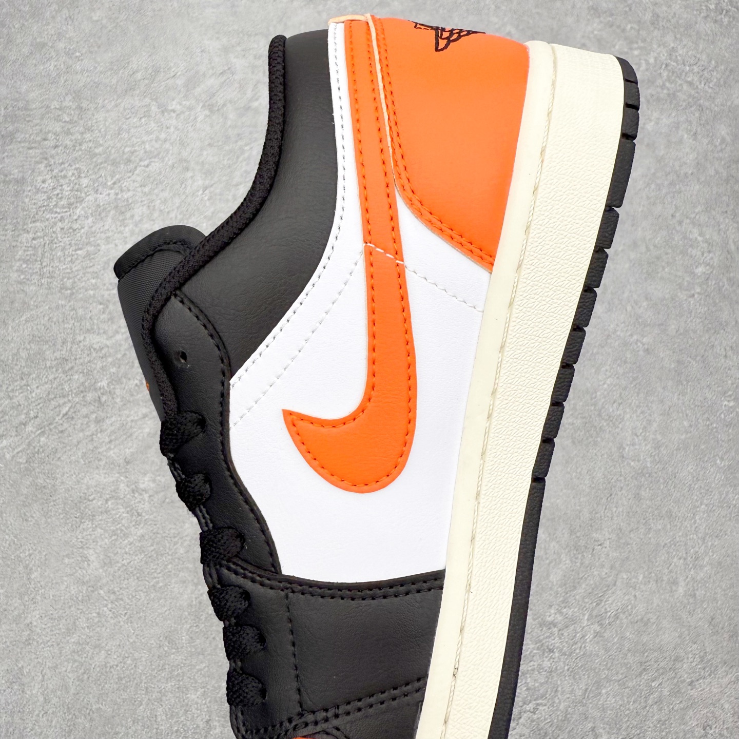 图片[7]-＃小DT Air Jordan AJ1 Low 低帮系列 全新流水线出品 超强性价比 DT版本平替选择 市场第二梯队 全部原鞋开发 原楦原纸板开发 全鞋电脑针车 原厂内置全掌气垫 原盒内在原标 唯一Zp原版鞋带绑法 免检产品 全新2022版型 全头层皮料 完美零毛边处理 原厂配置全掌气垫 价格定位良心 几十个配色陆续出货 实拍调校N版已经零色差零失真 百分百还原实物色彩所见即所得 不存在货不对板色差等低级问题 选购参考实物拍摄 不混卖不参货 只用心做好货严格选品 承诺混一赔十 尺码：36 36.5 37.5 38 38.5 39 40 40.5 41 42 42.5 43 44 44.5 45 46-选品中心