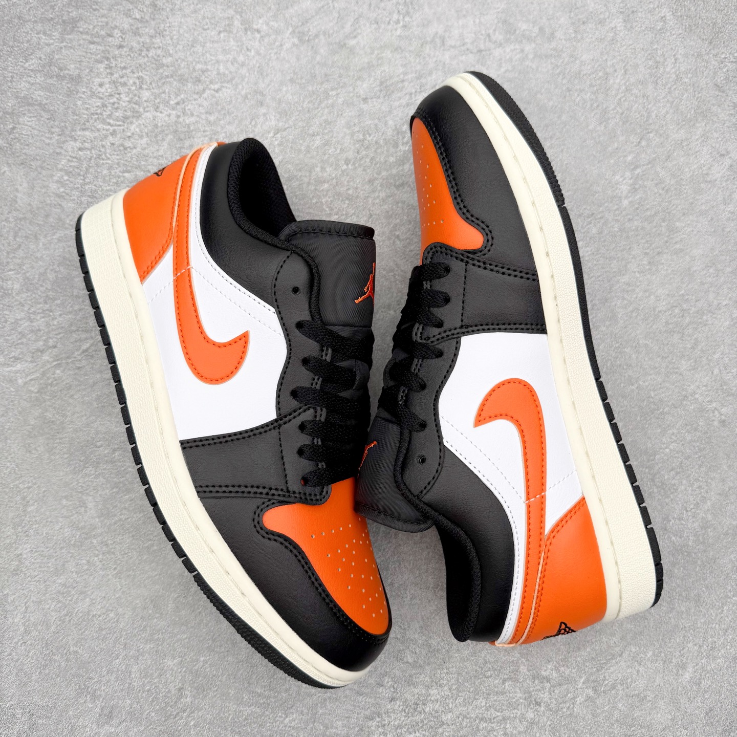 图片[3]-＃小DT Air Jordan AJ1 Low 低帮系列 全新流水线出品 超强性价比 DT版本平替选择 市场第二梯队 全部原鞋开发 原楦原纸板开发 全鞋电脑针车 原厂内置全掌气垫 原盒内在原标 唯一Zp原版鞋带绑法 免检产品 全新2022版型 全头层皮料 完美零毛边处理 原厂配置全掌气垫 价格定位良心 几十个配色陆续出货 实拍调校N版已经零色差零失真 百分百还原实物色彩所见即所得 不存在货不对板色差等低级问题 选购参考实物拍摄 不混卖不参货 只用心做好货严格选品 承诺混一赔十 尺码：36 36.5 37.5 38 38.5 39 40 40.5 41 42 42.5 43 44 44.5 45 46-选品中心