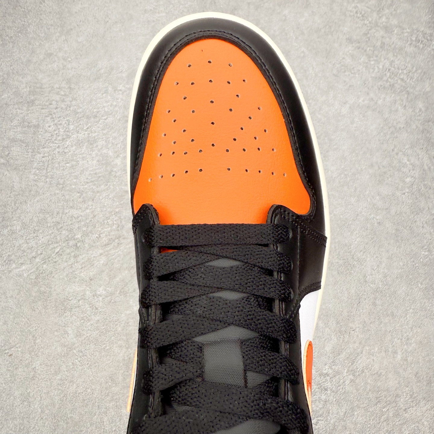 图片[4]-＃小DT Air Jordan AJ1 Low 低帮系列 全新流水线出品 超强性价比 DT版本平替选择 市场第二梯队 全部原鞋开发 原楦原纸板开发 全鞋电脑针车 原厂内置全掌气垫 原盒内在原标 唯一Zp原版鞋带绑法 免检产品 全新2022版型 全头层皮料 完美零毛边处理 原厂配置全掌气垫 价格定位良心 几十个配色陆续出货 实拍调校N版已经零色差零失真 百分百还原实物色彩所见即所得 不存在货不对板色差等低级问题 选购参考实物拍摄 不混卖不参货 只用心做好货严格选品 承诺混一赔十 尺码：36 36.5 37.5 38 38.5 39 40 40.5 41 42 42.5 43 44 44.5 45 46-选品中心