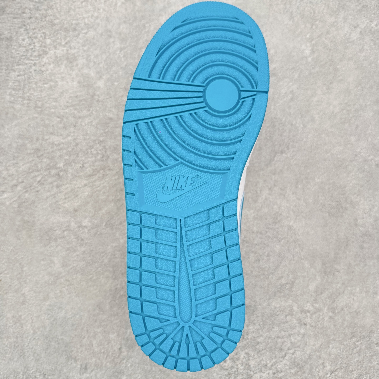 图片[9]-＃小DT Air Jordan AJ1 Low 低帮系列 全新流水线出品 超强性价比 DT版本平替选择 市场第二梯队 全部原鞋开发 原楦原纸板开发 全鞋电脑针车 原厂内置全掌气垫 原盒内在原标 唯一Zp原版鞋带绑法 免检产品 全新2022版型 全头层皮料 完美零毛边处理 原厂配置全掌气垫 价格定位良心 几十个配色陆续出货 实拍调校N版已经零色差零失真 百分百还原实物色彩所见即所得 不存在货不对板色差等低级问题 选购参考实物拍摄 不混卖不参货 只用心做好货严格选品 承诺混一赔十 尺码：36 36.5 37.5 38 38.5 39 40 40.5 41 42 42.5 43 44 44.5 45 46-选品中心