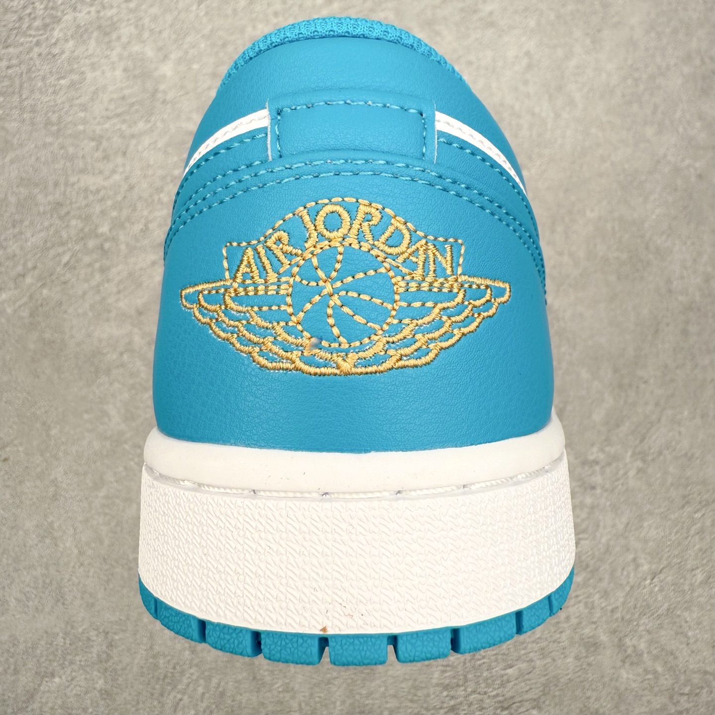 图片[8]-＃小DT Air Jordan AJ1 Low 低帮系列 全新流水线出品 超强性价比 DT版本平替选择 市场第二梯队 全部原鞋开发 原楦原纸板开发 全鞋电脑针车 原厂内置全掌气垫 原盒内在原标 唯一Zp原版鞋带绑法 免检产品 全新2022版型 全头层皮料 完美零毛边处理 原厂配置全掌气垫 价格定位良心 几十个配色陆续出货 实拍调校N版已经零色差零失真 百分百还原实物色彩所见即所得 不存在货不对板色差等低级问题 选购参考实物拍摄 不混卖不参货 只用心做好货严格选品 承诺混一赔十 尺码：36 36.5 37.5 38 38.5 39 40 40.5 41 42 42.5 43 44 44.5 45 46-选品中心