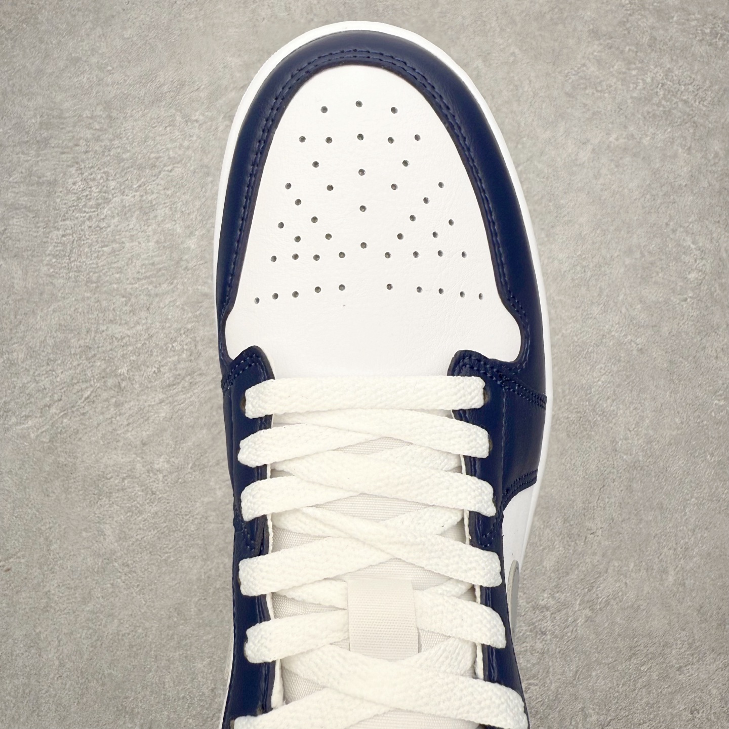 图片[4]-＃小DT Air Jordan AJ1 Low 低帮系列 全新流水线出品 超强性价比 DT版本平替选择 市场第二梯队 全部原鞋开发 原楦原纸板开发 全鞋电脑针车 原厂内置全掌气垫 原盒内在原标 唯一Zp原版鞋带绑法 免检产品 全新2022版型 全头层皮料 完美零毛边处理 原厂配置全掌气垫 价格定位良心 几十个配色陆续出货 实拍调校N版已经零色差零失真 百分百还原实物色彩所见即所得 不存在货不对板色差等低级问题 选购参考实物拍摄 不混卖不参货 只用心做好货严格选品 承诺混一赔十 尺码：36 36.5 37.5 38 38.5 39 40 40.5 41 42 42.5 43 44 44.5 45 46-选品中心