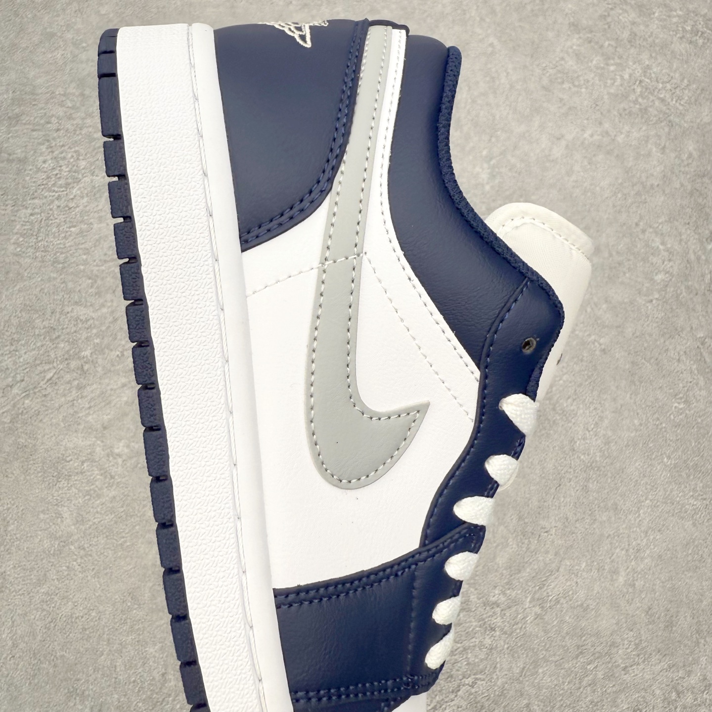 图片[6]-＃小DT Air Jordan AJ1 Low 低帮系列 全新流水线出品 超强性价比 DT版本平替选择 市场第二梯队 全部原鞋开发 原楦原纸板开发 全鞋电脑针车 原厂内置全掌气垫 原盒内在原标 唯一Zp原版鞋带绑法 免检产品 全新2022版型 全头层皮料 完美零毛边处理 原厂配置全掌气垫 价格定位良心 几十个配色陆续出货 实拍调校N版已经零色差零失真 百分百还原实物色彩所见即所得 不存在货不对板色差等低级问题 选购参考实物拍摄 不混卖不参货 只用心做好货严格选品 承诺混一赔十 尺码：36 36.5 37.5 38 38.5 39 40 40.5 41 42 42.5 43 44 44.5 45 46-选品中心