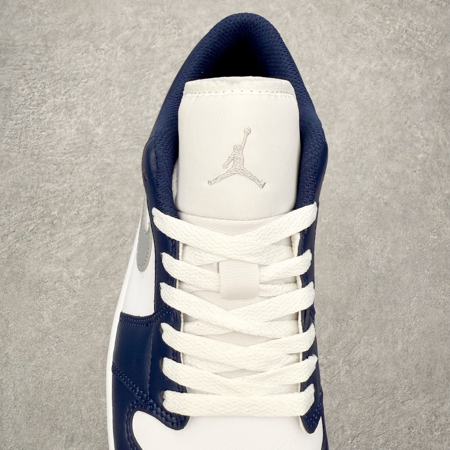 图片[5]-＃小DT Air Jordan AJ1 Low 低帮系列 全新流水线出品 超强性价比 DT版本平替选择 市场第二梯队 全部原鞋开发 原楦原纸板开发 全鞋电脑针车 原厂内置全掌气垫 原盒内在原标 唯一Zp原版鞋带绑法 免检产品 全新2022版型 全头层皮料 完美零毛边处理 原厂配置全掌气垫 价格定位良心 几十个配色陆续出货 实拍调校N版已经零色差零失真 百分百还原实物色彩所见即所得 不存在货不对板色差等低级问题 选购参考实物拍摄 不混卖不参货 只用心做好货严格选品 承诺混一赔十 尺码：36 36.5 37.5 38 38.5 39 40 40.5 41 42 42.5 43 44 44.5 45 46-选品中心