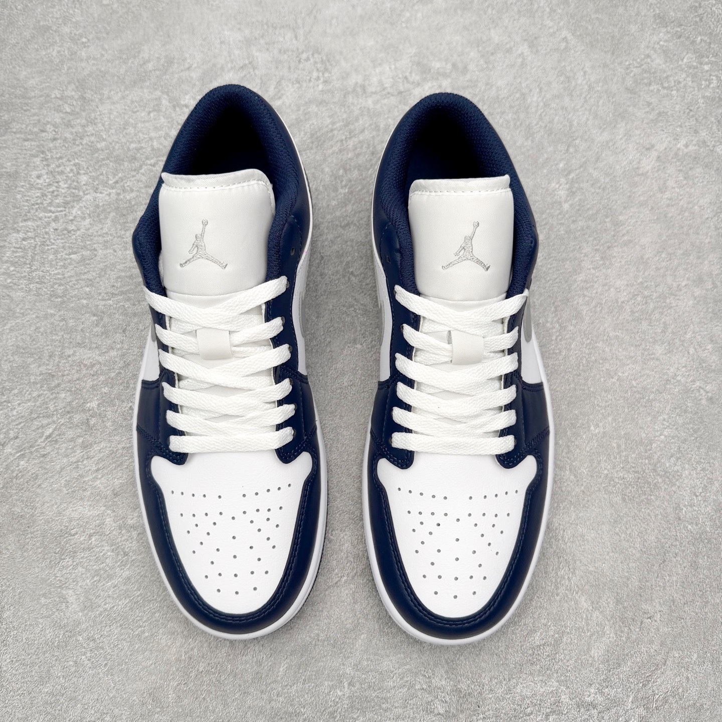 图片[2]-＃小DT Air Jordan AJ1 Low 低帮系列 全新流水线出品 超强性价比 DT版本平替选择 市场第二梯队 全部原鞋开发 原楦原纸板开发 全鞋电脑针车 原厂内置全掌气垫 原盒内在原标 唯一Zp原版鞋带绑法 免检产品 全新2022版型 全头层皮料 完美零毛边处理 原厂配置全掌气垫 价格定位良心 几十个配色陆续出货 实拍调校N版已经零色差零失真 百分百还原实物色彩所见即所得 不存在货不对板色差等低级问题 选购参考实物拍摄 不混卖不参货 只用心做好货严格选品 承诺混一赔十 尺码：36 36.5 37.5 38 38.5 39 40 40.5 41 42 42.5 43 44 44.5 45 46-选品中心