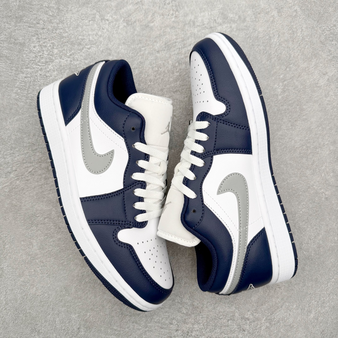 图片[3]-＃小DT Air Jordan AJ1 Low 低帮系列 全新流水线出品 超强性价比 DT版本平替选择 市场第二梯队 全部原鞋开发 原楦原纸板开发 全鞋电脑针车 原厂内置全掌气垫 原盒内在原标 唯一Zp原版鞋带绑法 免检产品 全新2022版型 全头层皮料 完美零毛边处理 原厂配置全掌气垫 价格定位良心 几十个配色陆续出货 实拍调校N版已经零色差零失真 百分百还原实物色彩所见即所得 不存在货不对板色差等低级问题 选购参考实物拍摄 不混卖不参货 只用心做好货严格选品 承诺混一赔十 尺码：36 36.5 37.5 38 38.5 39 40 40.5 41 42 42.5 43 44 44.5 45 46-选品中心