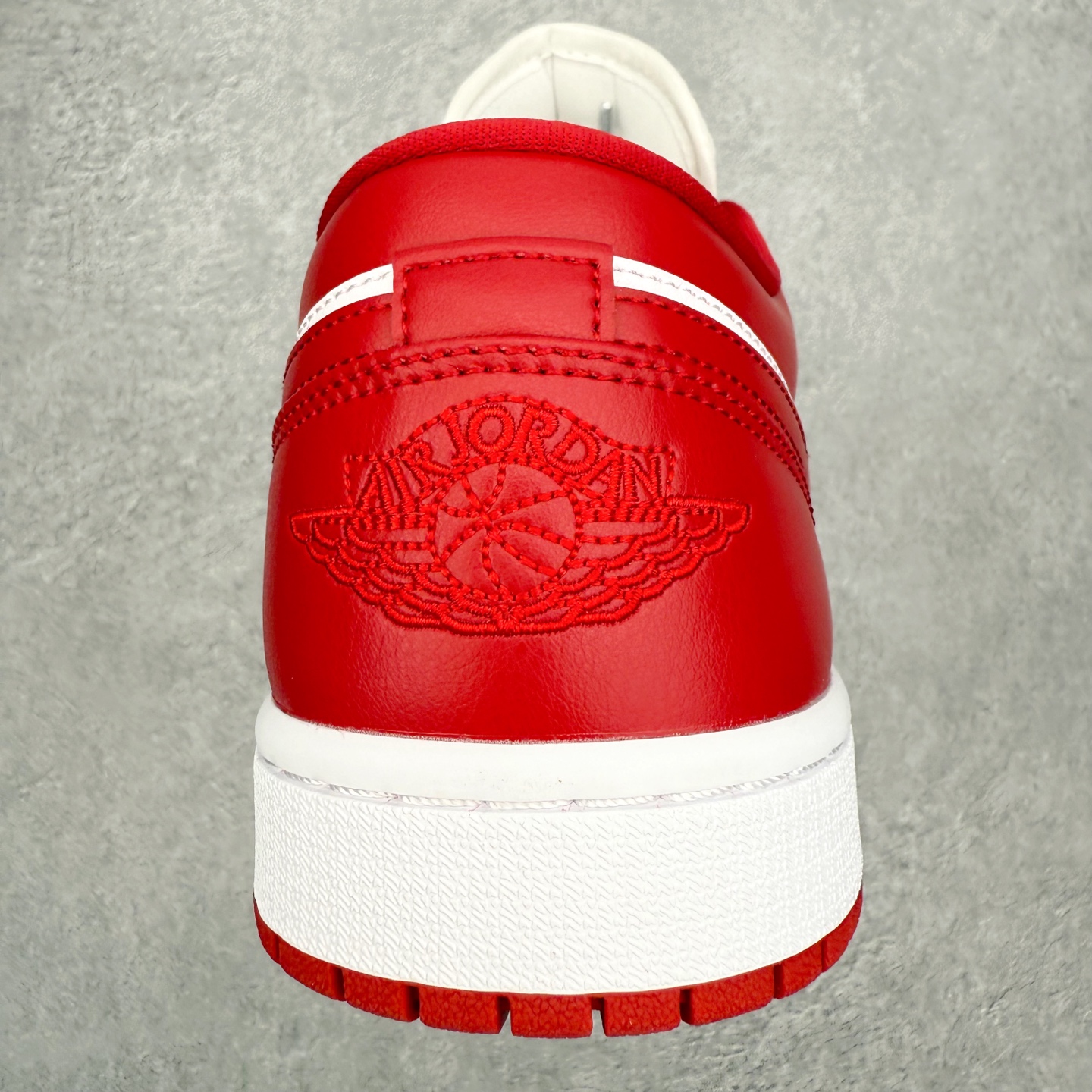 图片[8]-＃小DT Air Jordan AJ1 Low 低帮系列 全新流水线出品 超强性价比 DT版本平替选择 市场第二梯队 全部原鞋开发 原楦原纸板开发 全鞋电脑针车 原厂内置全掌气垫 原盒内在原标 唯一Zp原版鞋带绑法 免检产品 全新2022版型 全头层皮料 完美零毛边处理 原厂配置全掌气垫 价格定位良心 几十个配色陆续出货 实拍调校N版已经零色差零失真 百分百还原实物色彩所见即所得 不存在货不对板色差等低级问题 选购参考实物拍摄 不混卖不参货 只用心做好货严格选品 承诺混一赔十 尺码：36 36.5 37.5 38 38.5 39 40 40.5 41 42 42.5 43 44 44.5 45 46-选品中心