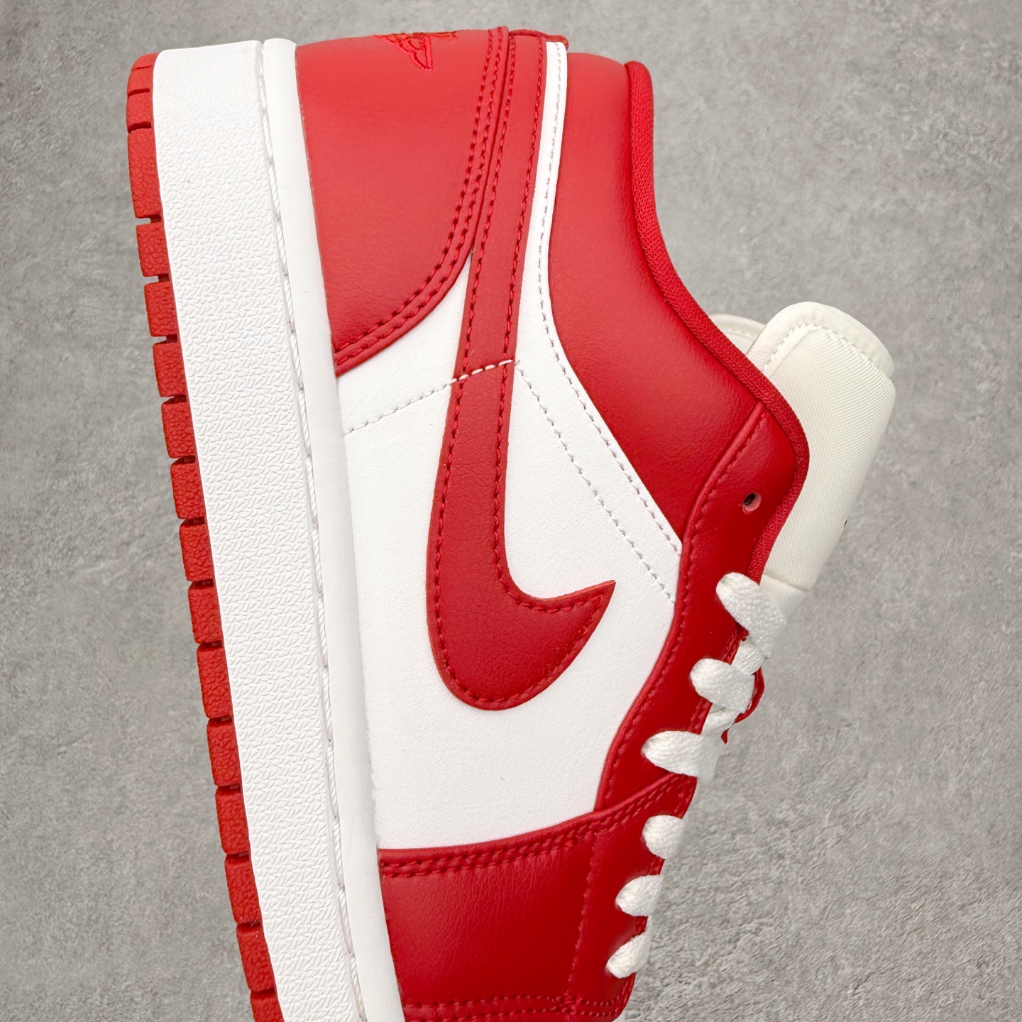 图片[6]-＃小DT Air Jordan AJ1 Low 低帮系列 全新流水线出品 超强性价比 DT版本平替选择 市场第二梯队 全部原鞋开发 原楦原纸板开发 全鞋电脑针车 原厂内置全掌气垫 原盒内在原标 唯一Zp原版鞋带绑法 免检产品 全新2022版型 全头层皮料 完美零毛边处理 原厂配置全掌气垫 价格定位良心 几十个配色陆续出货 实拍调校N版已经零色差零失真 百分百还原实物色彩所见即所得 不存在货不对板色差等低级问题 选购参考实物拍摄 不混卖不参货 只用心做好货严格选品 承诺混一赔十 尺码：36 36.5 37.5 38 38.5 39 40 40.5 41 42 42.5 43 44 44.5 45 46-选品中心