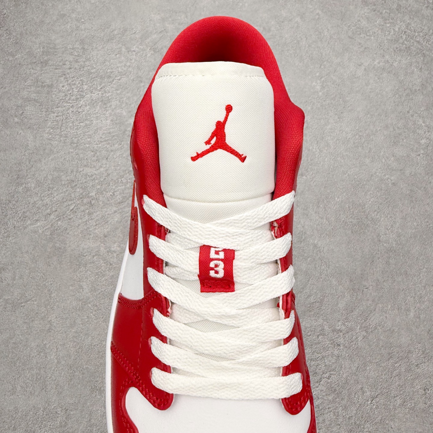 图片[5]-＃小DT Air Jordan AJ1 Low 低帮系列 全新流水线出品 超强性价比 DT版本平替选择 市场第二梯队 全部原鞋开发 原楦原纸板开发 全鞋电脑针车 原厂内置全掌气垫 原盒内在原标 唯一Zp原版鞋带绑法 免检产品 全新2022版型 全头层皮料 完美零毛边处理 原厂配置全掌气垫 价格定位良心 几十个配色陆续出货 实拍调校N版已经零色差零失真 百分百还原实物色彩所见即所得 不存在货不对板色差等低级问题 选购参考实物拍摄 不混卖不参货 只用心做好货严格选品 承诺混一赔十 尺码：36 36.5 37.5 38 38.5 39 40 40.5 41 42 42.5 43 44 44.5 45 46-选品中心