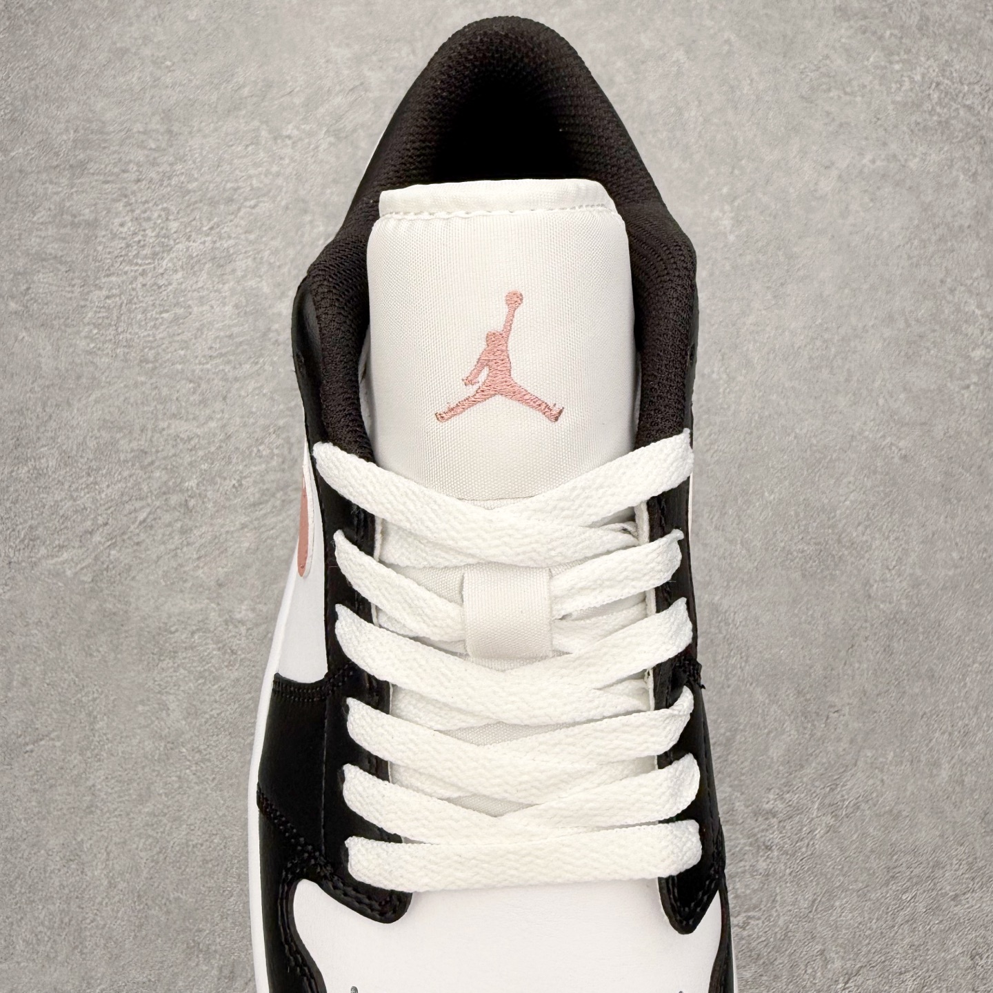 图片[5]-＃小DT Air Jordan AJ1 Low 低帮系列 全新流水线出品 超强性价比 DT版本平替选择 市场第二梯队 全部原鞋开发 原楦原纸板开发 全鞋电脑针车 原厂内置全掌气垫 原盒内在原标 唯一Zp原版鞋带绑法 免检产品 全新2022版型 全头层皮料 完美零毛边处理 原厂配置全掌气垫 价格定位良心 几十个配色陆续出货 实拍调校N版已经零色差零失真 百分百还原实物色彩所见即所得 不存在货不对板色差等低级问题 选购参考实物拍摄 不混卖不参货 只用心做好货严格选品 承诺混一赔十 尺码：36 36.5 37.5 38 38.5 39 40 40.5 41 42 42.5 43 44 44.5 45 46-选品中心