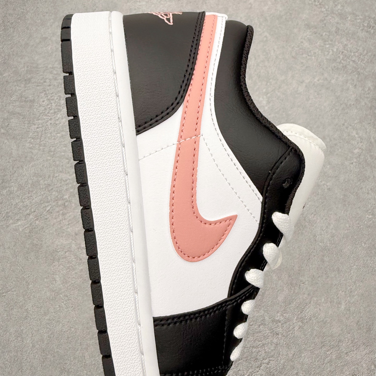 图片[6]-＃小DT Air Jordan AJ1 Low 低帮系列 全新流水线出品 超强性价比 DT版本平替选择 市场第二梯队 全部原鞋开发 原楦原纸板开发 全鞋电脑针车 原厂内置全掌气垫 原盒内在原标 唯一Zp原版鞋带绑法 免检产品 全新2022版型 全头层皮料 完美零毛边处理 原厂配置全掌气垫 价格定位良心 几十个配色陆续出货 实拍调校N版已经零色差零失真 百分百还原实物色彩所见即所得 不存在货不对板色差等低级问题 选购参考实物拍摄 不混卖不参货 只用心做好货严格选品 承诺混一赔十 尺码：36 36.5 37.5 38 38.5 39 40 40.5 41 42 42.5 43 44 44.5 45 46-选品中心