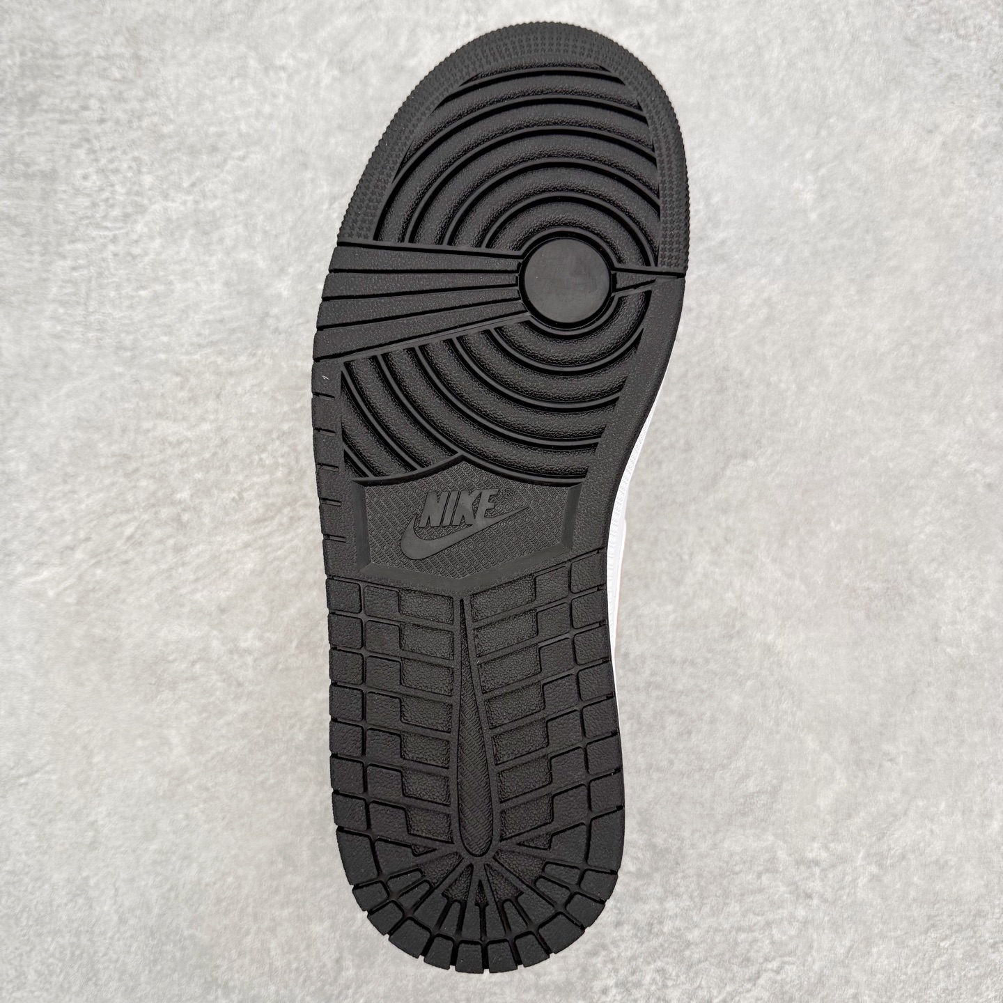 图片[9]-＃小DT Air Jordan AJ1 Low 低帮系列 全新流水线出品 超强性价比 DT版本平替选择 市场第二梯队 全部原鞋开发 原楦原纸板开发 全鞋电脑针车 原厂内置全掌气垫 原盒内在原标 唯一Zp原版鞋带绑法 免检产品 全新2022版型 全头层皮料 完美零毛边处理 原厂配置全掌气垫 价格定位良心 几十个配色陆续出货 实拍调校N版已经零色差零失真 百分百还原实物色彩所见即所得 不存在货不对板色差等低级问题 选购参考实物拍摄 不混卖不参货 只用心做好货严格选品 承诺混一赔十 尺码：36 36.5 37.5 38 38.5 39 40 40.5 41 42 42.5 43 44 44.5 45 46-选品中心