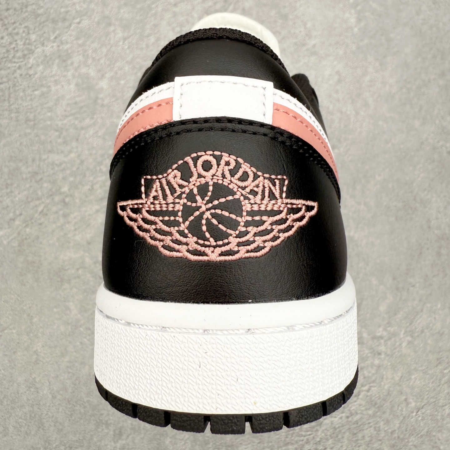 图片[8]-＃小DT Air Jordan AJ1 Low 低帮系列 全新流水线出品 超强性价比 DT版本平替选择 市场第二梯队 全部原鞋开发 原楦原纸板开发 全鞋电脑针车 原厂内置全掌气垫 原盒内在原标 唯一Zp原版鞋带绑法 免检产品 全新2022版型 全头层皮料 完美零毛边处理 原厂配置全掌气垫 价格定位良心 几十个配色陆续出货 实拍调校N版已经零色差零失真 百分百还原实物色彩所见即所得 不存在货不对板色差等低级问题 选购参考实物拍摄 不混卖不参货 只用心做好货严格选品 承诺混一赔十 尺码：36 36.5 37.5 38 38.5 39 40 40.5 41 42 42.5 43 44 44.5 45 46-选品中心