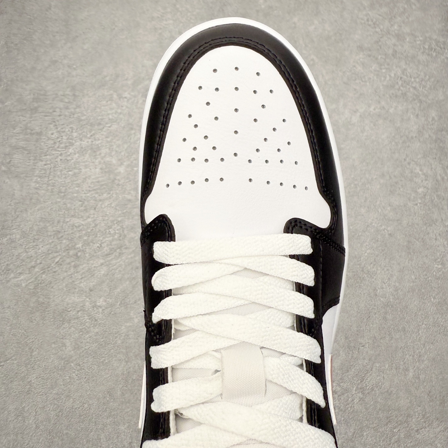 图片[4]-＃小DT Air Jordan AJ1 Low 低帮系列 全新流水线出品 超强性价比 DT版本平替选择 市场第二梯队 全部原鞋开发 原楦原纸板开发 全鞋电脑针车 原厂内置全掌气垫 原盒内在原标 唯一Zp原版鞋带绑法 免检产品 全新2022版型 全头层皮料 完美零毛边处理 原厂配置全掌气垫 价格定位良心 几十个配色陆续出货 实拍调校N版已经零色差零失真 百分百还原实物色彩所见即所得 不存在货不对板色差等低级问题 选购参考实物拍摄 不混卖不参货 只用心做好货严格选品 承诺混一赔十 尺码：36 36.5 37.5 38 38.5 39 40 40.5 41 42 42.5 43 44 44.5 45 46-选品中心